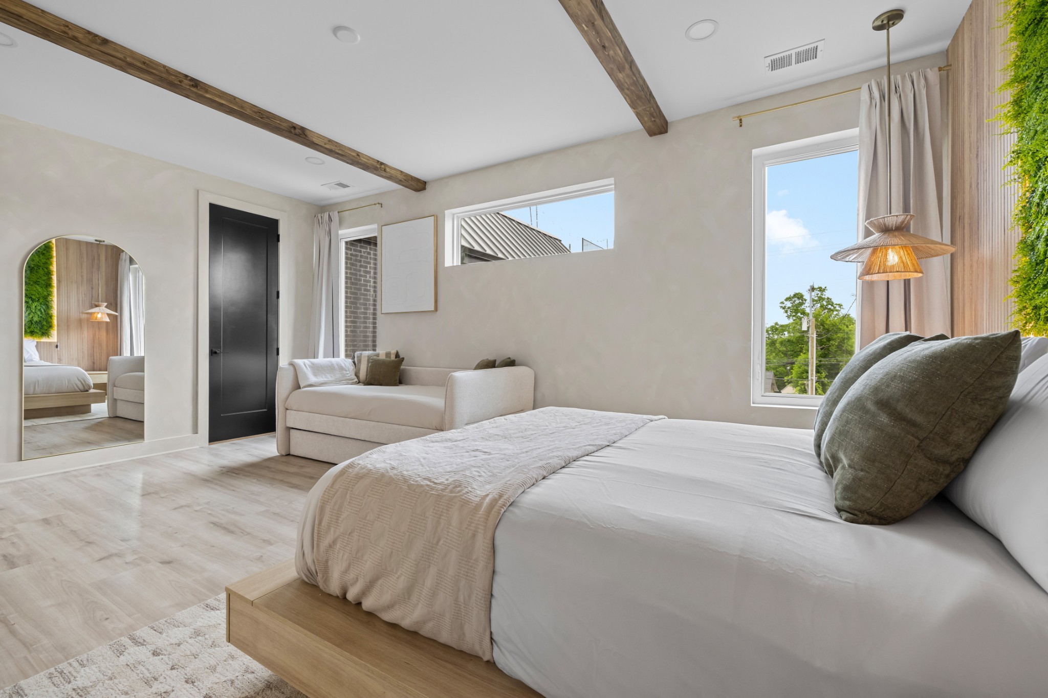 314 E Trinity Ln Unit: 4
