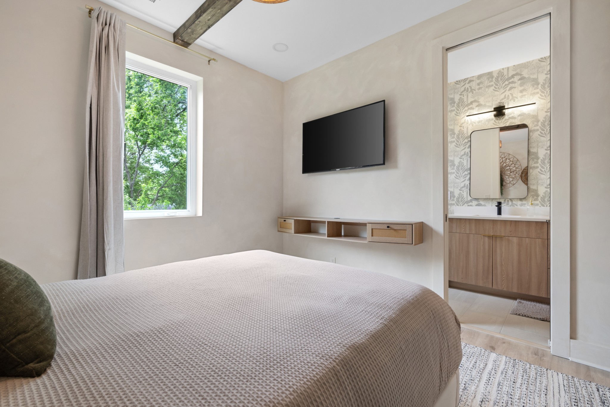 314 E Trinity Ln Unit: 4