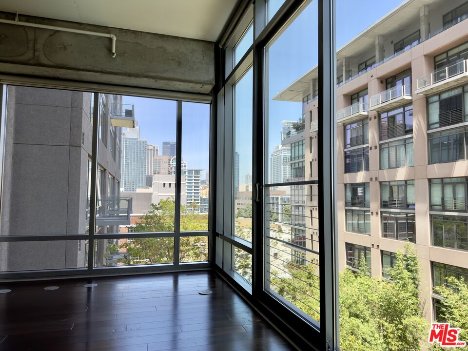 1100 S Hope St Unit: 907