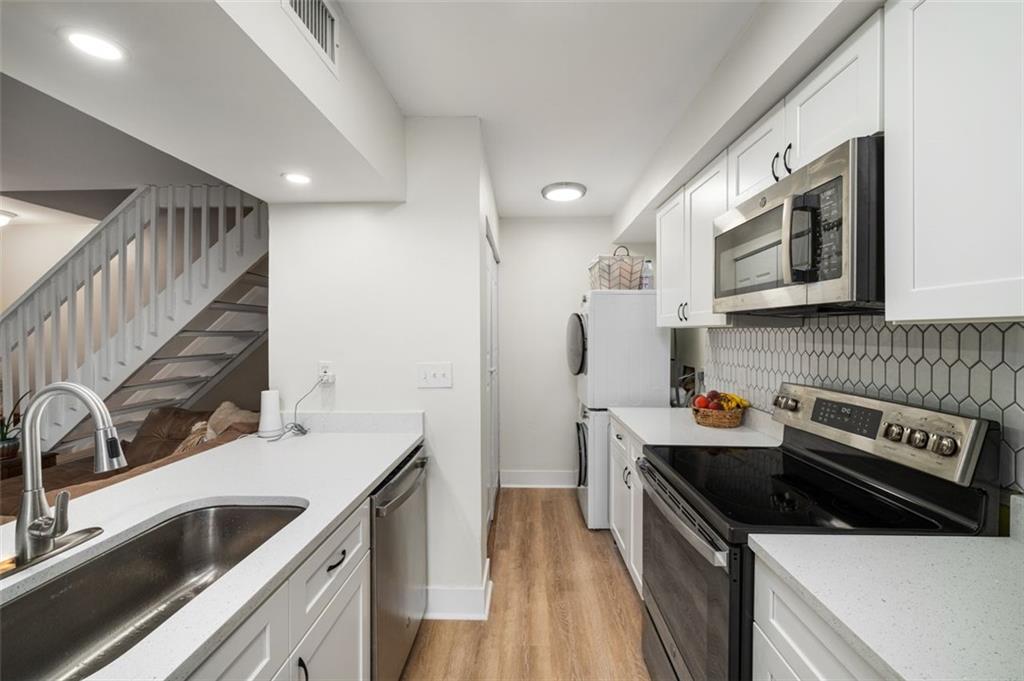 1305 SURREY Lane SW