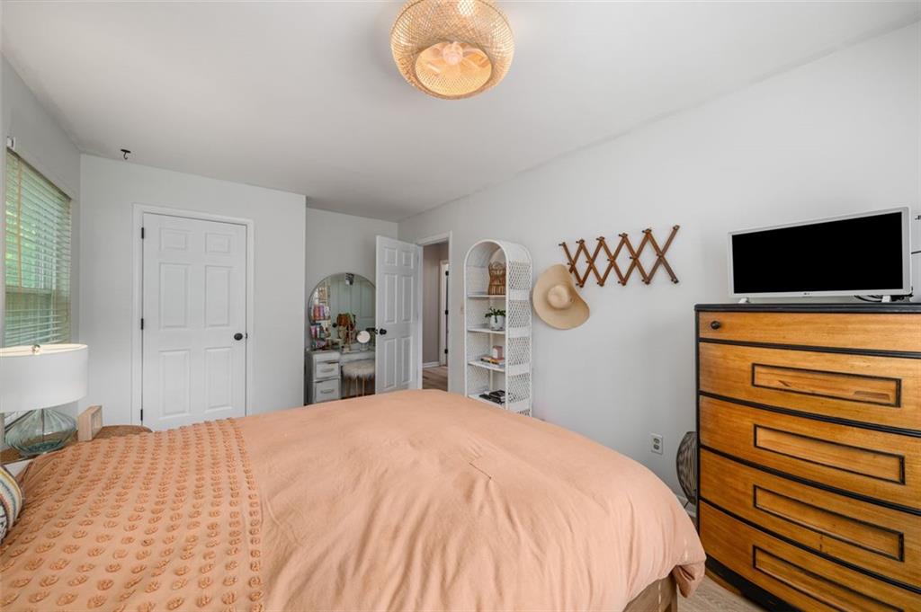 1305 SURREY Lane SW