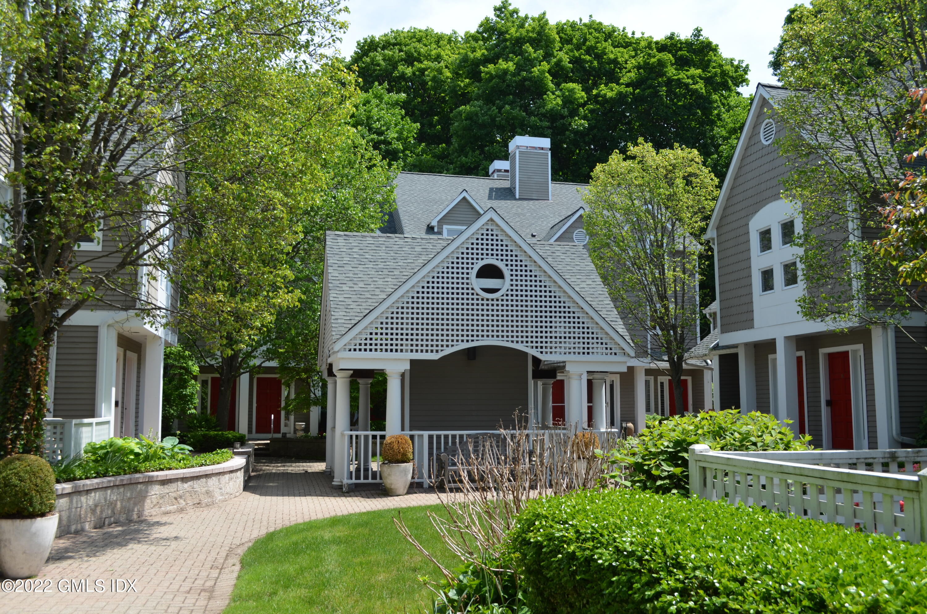 453 E Putnam Avenue, 4H