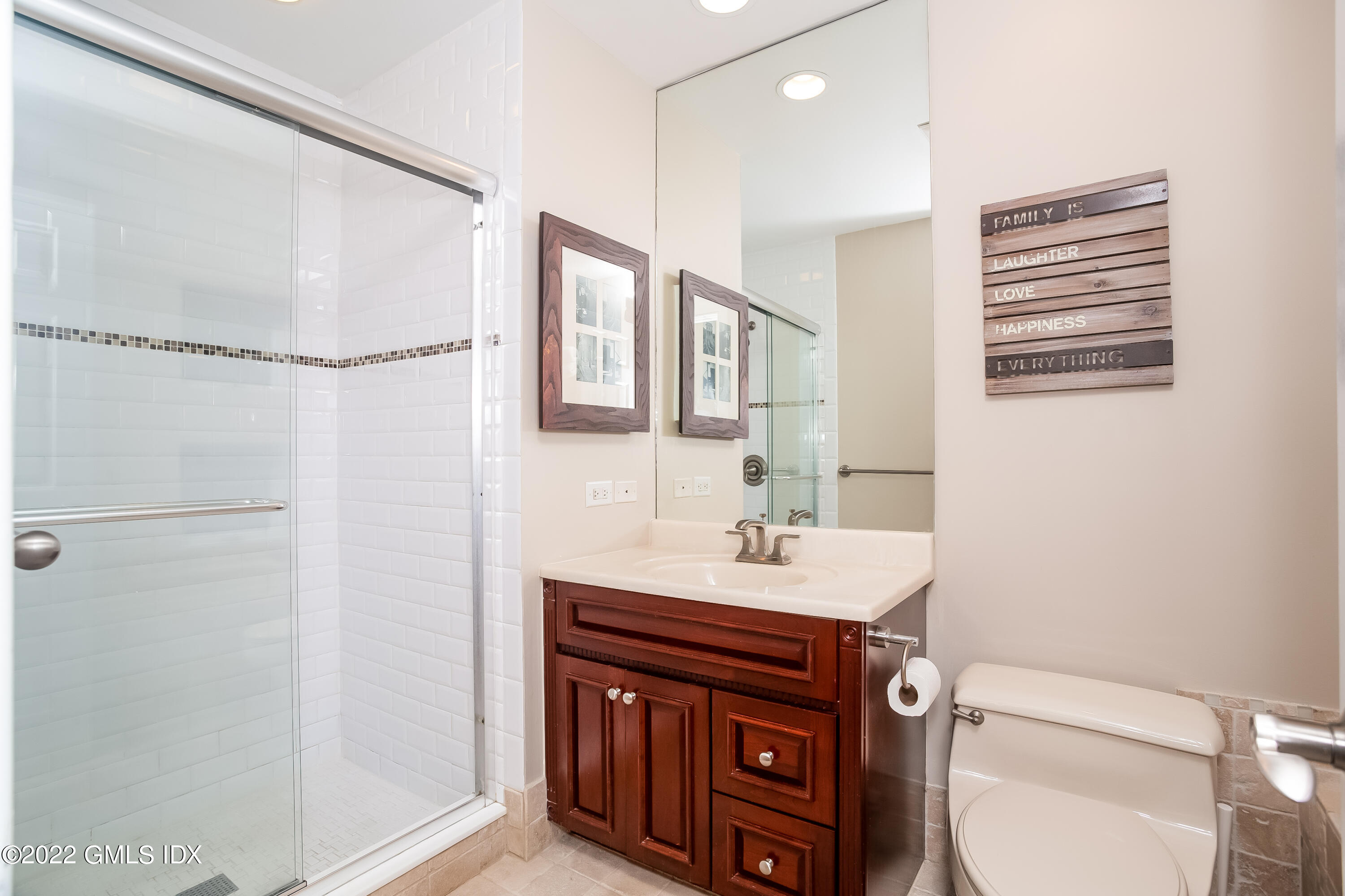 453 E Putnam Avenue, 4H
