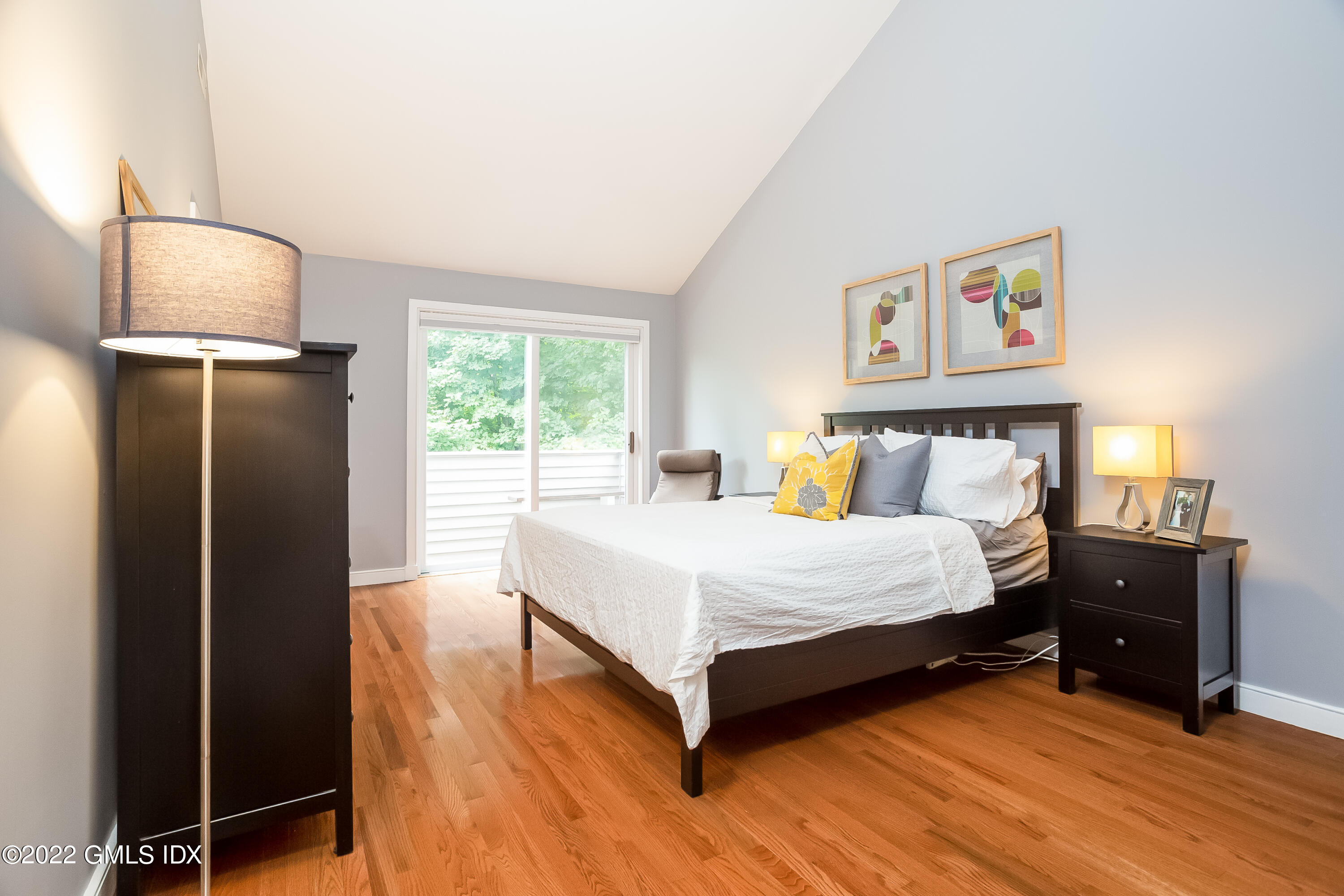 453 E Putnam Avenue, 4H