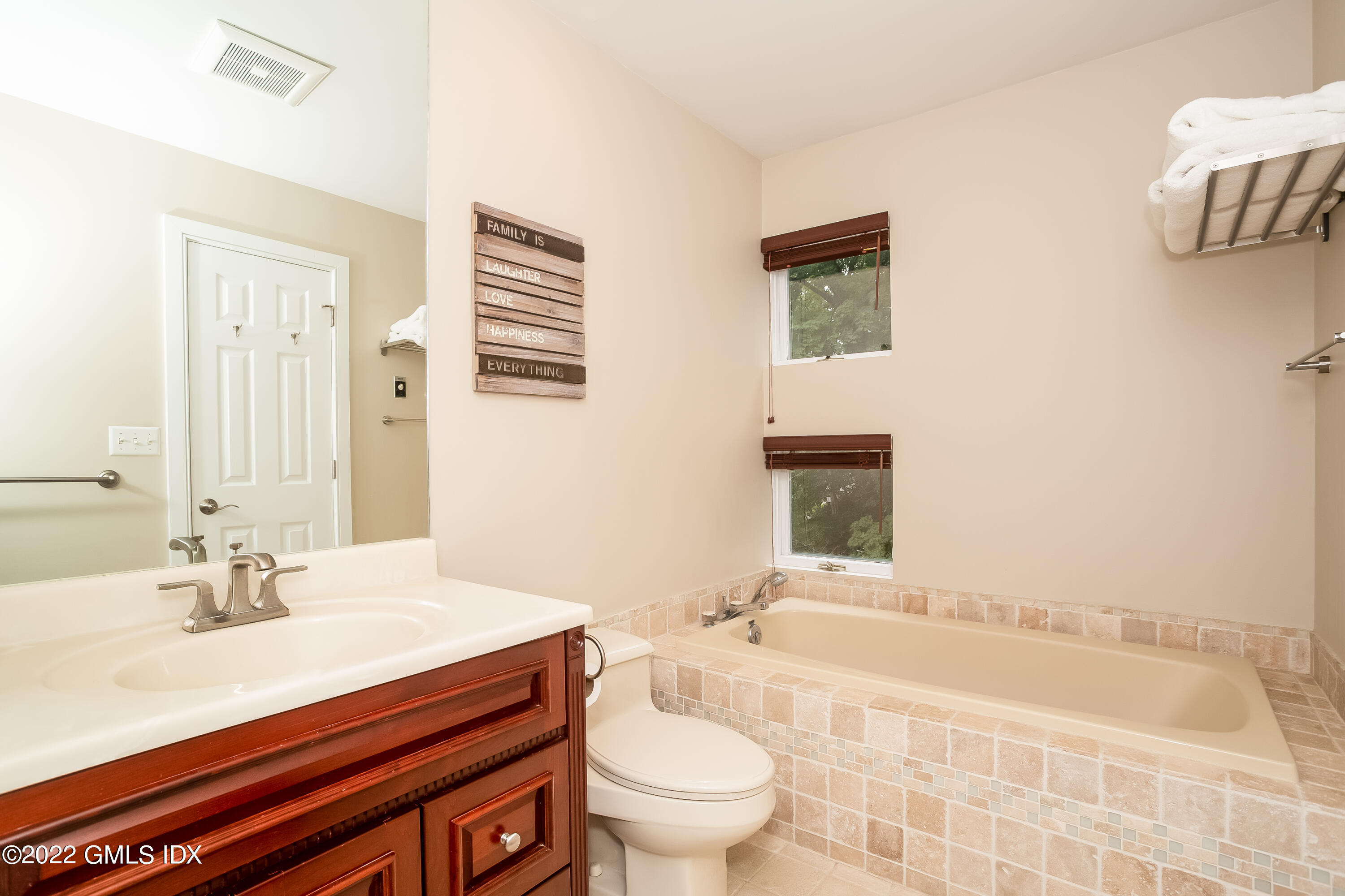 453 E Putnam Avenue, 4H