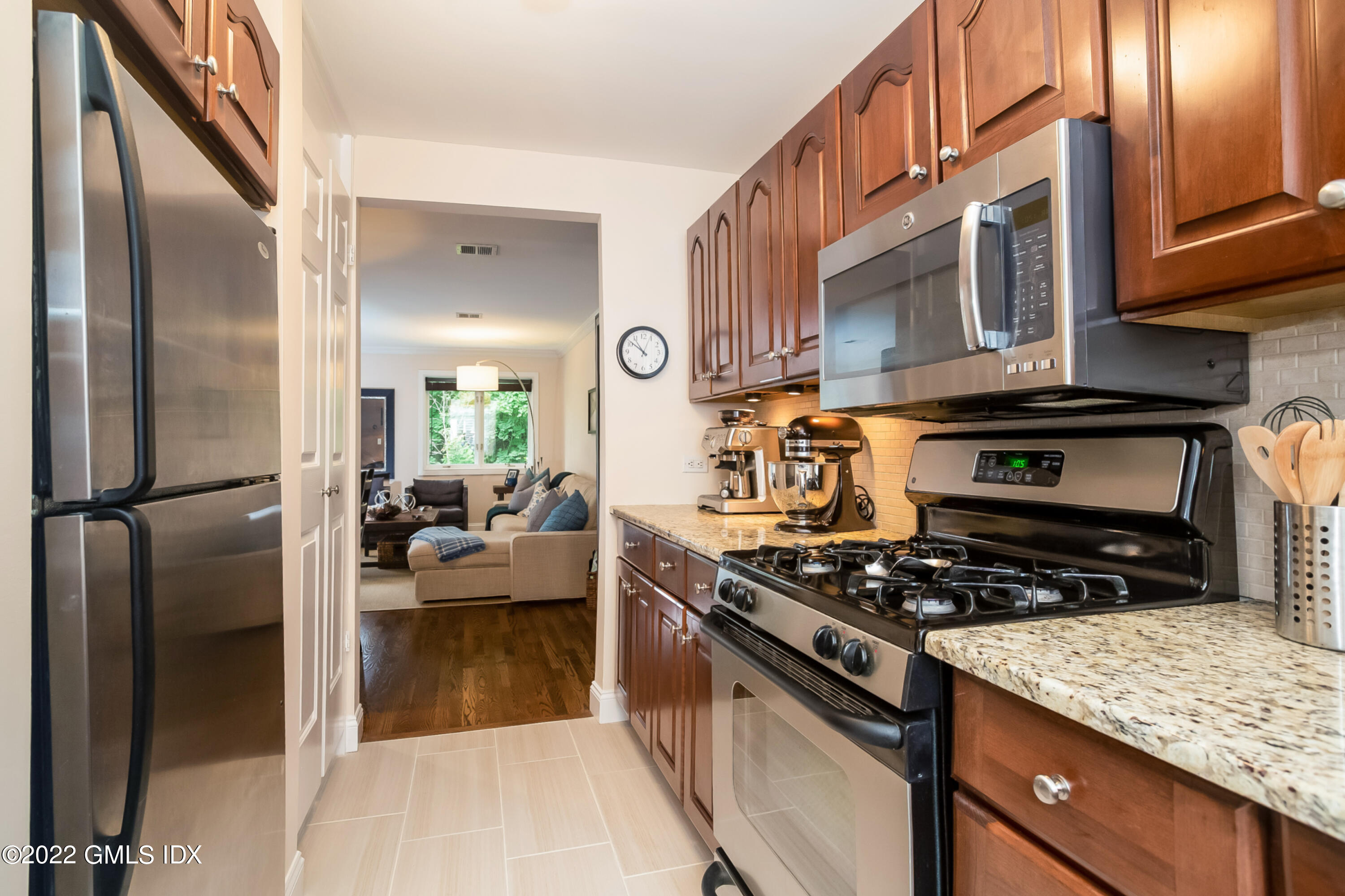 453 E Putnam Avenue, 4H