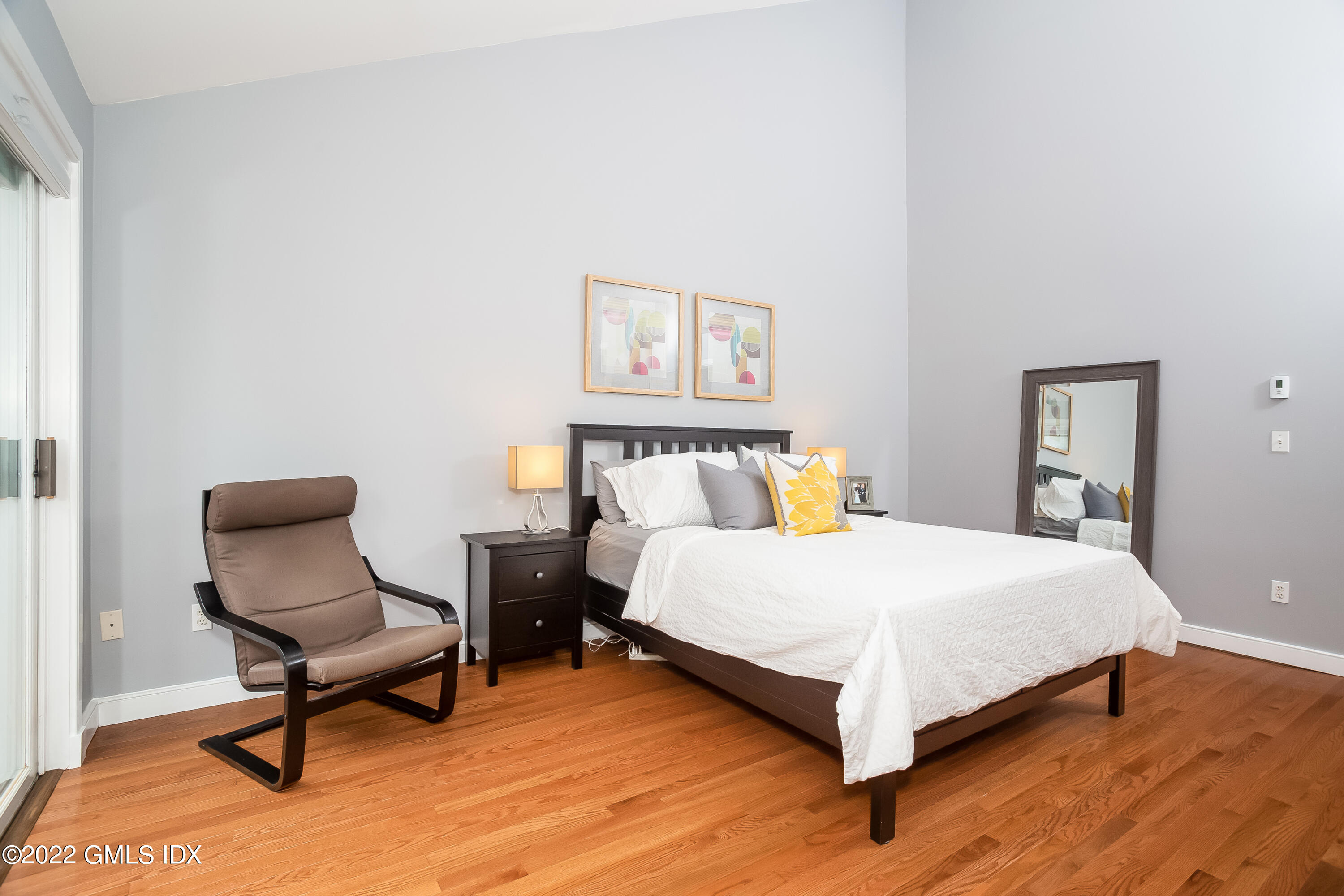 453 E Putnam Avenue, 4H