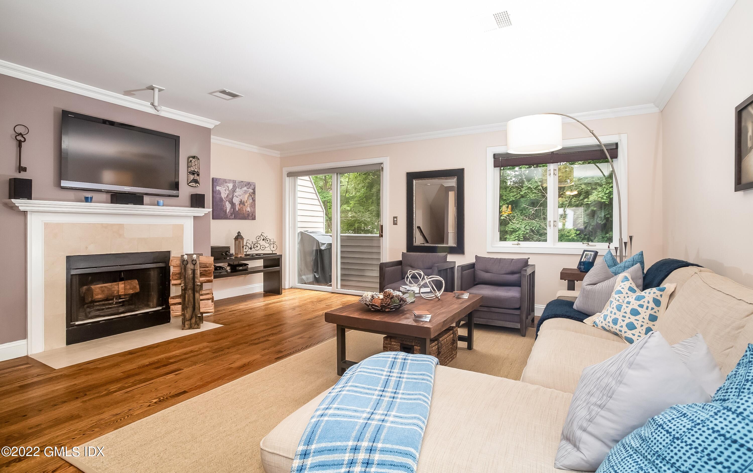 453 E Putnam Avenue, 4H