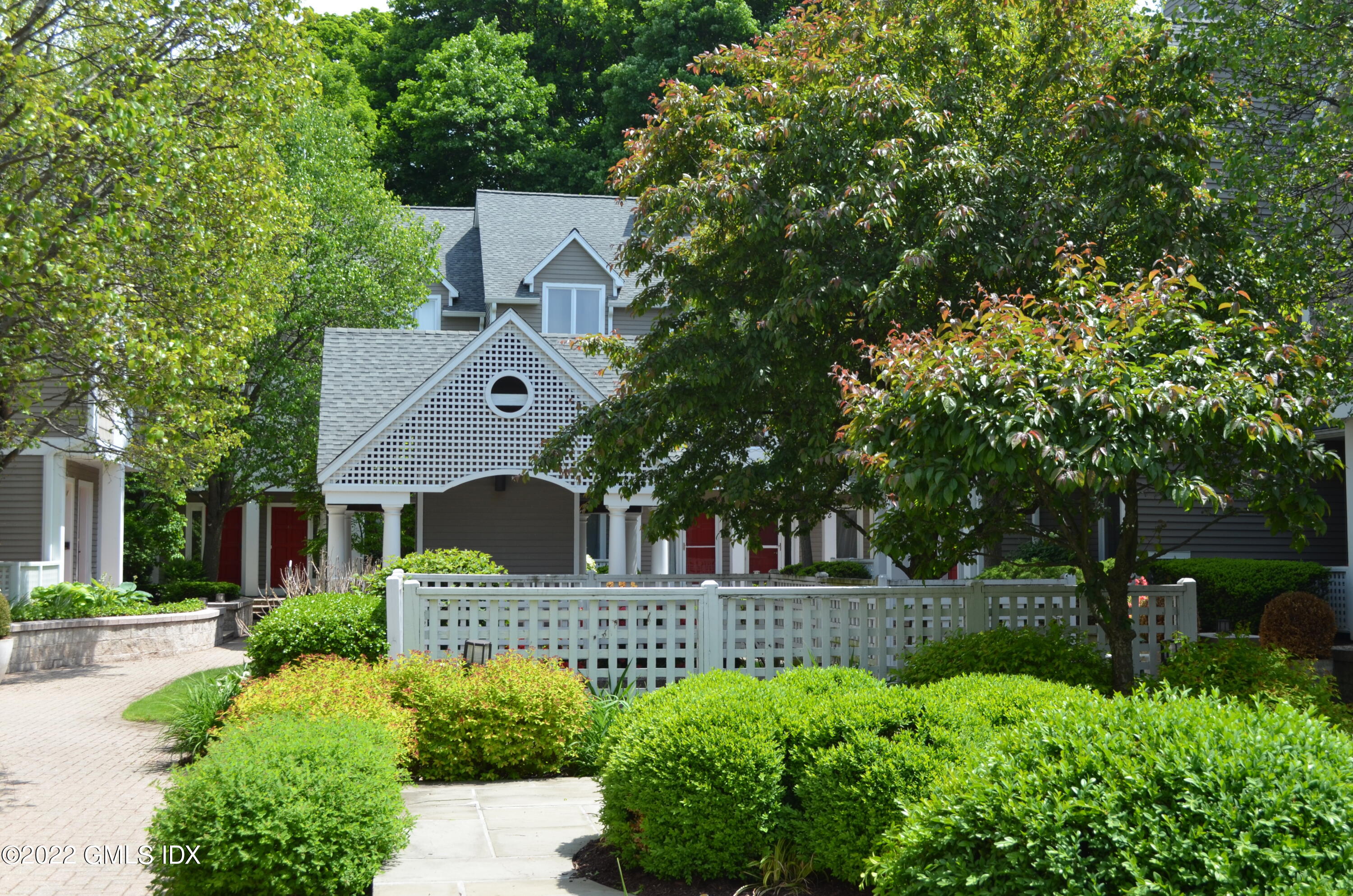 453 E Putnam Avenue, 4H