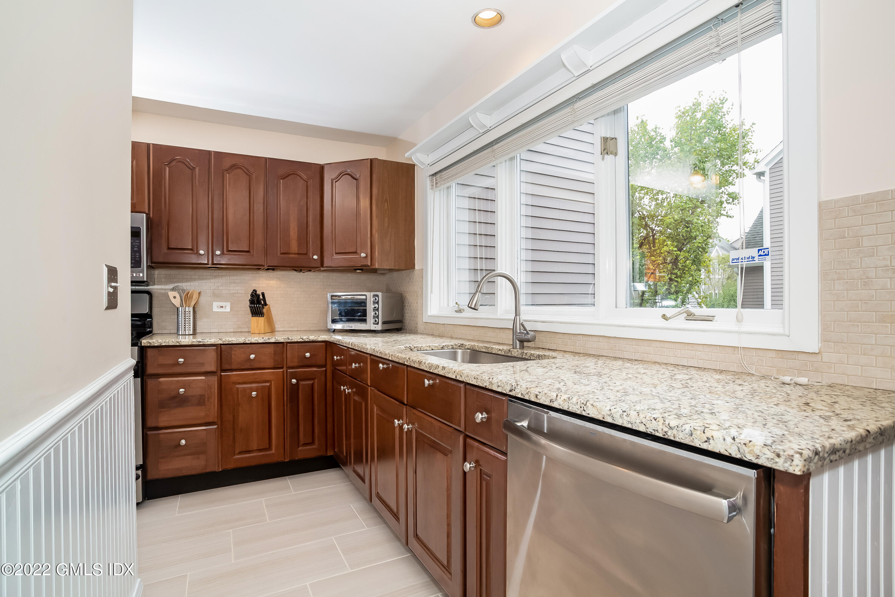 453 E Putnam Avenue, 4H