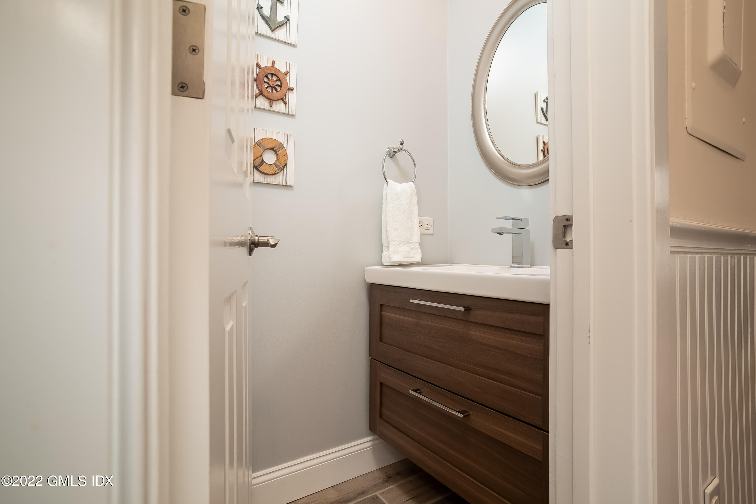 453 E Putnam Avenue, 4H