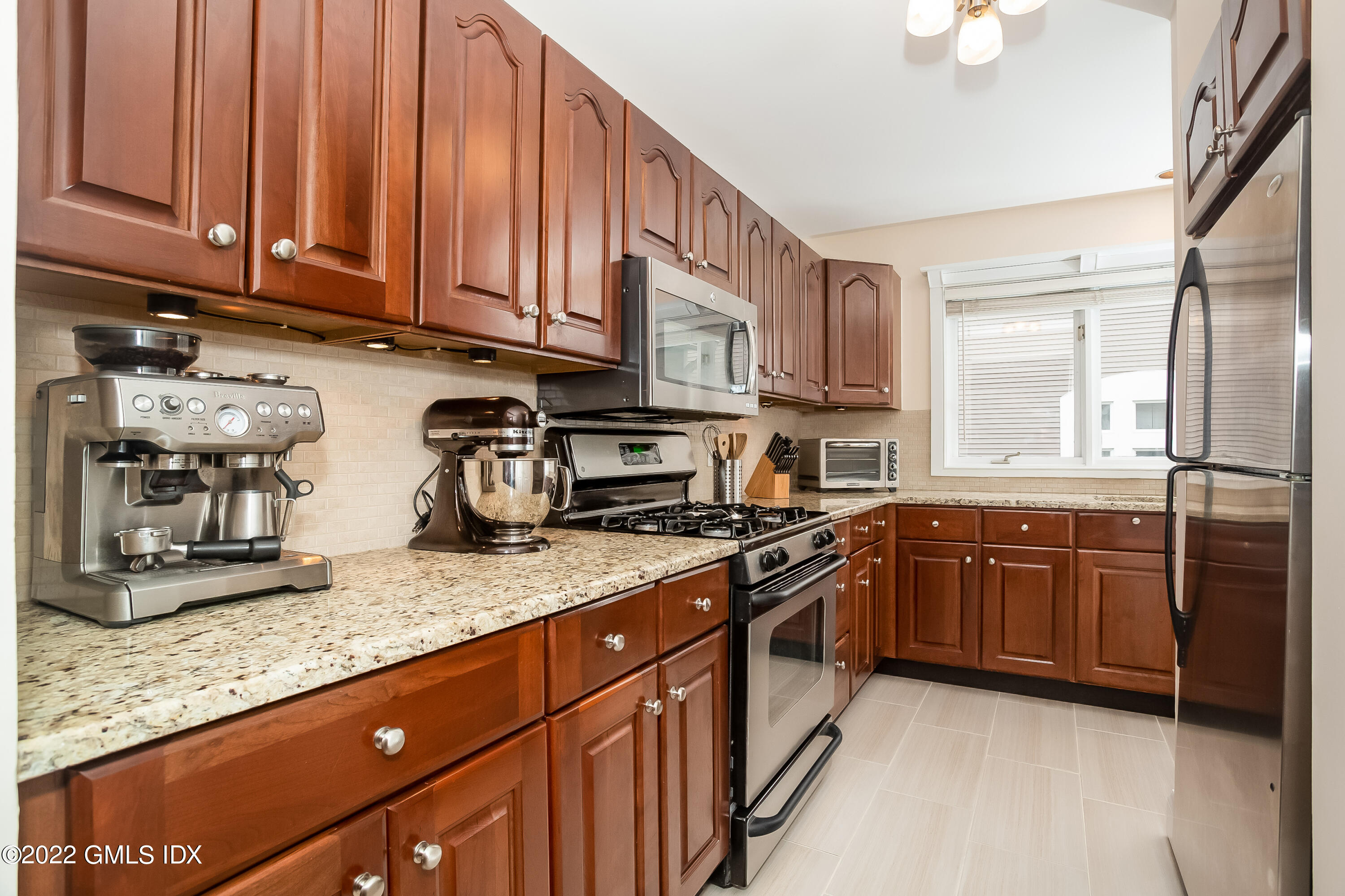 453 E Putnam Avenue, 4H