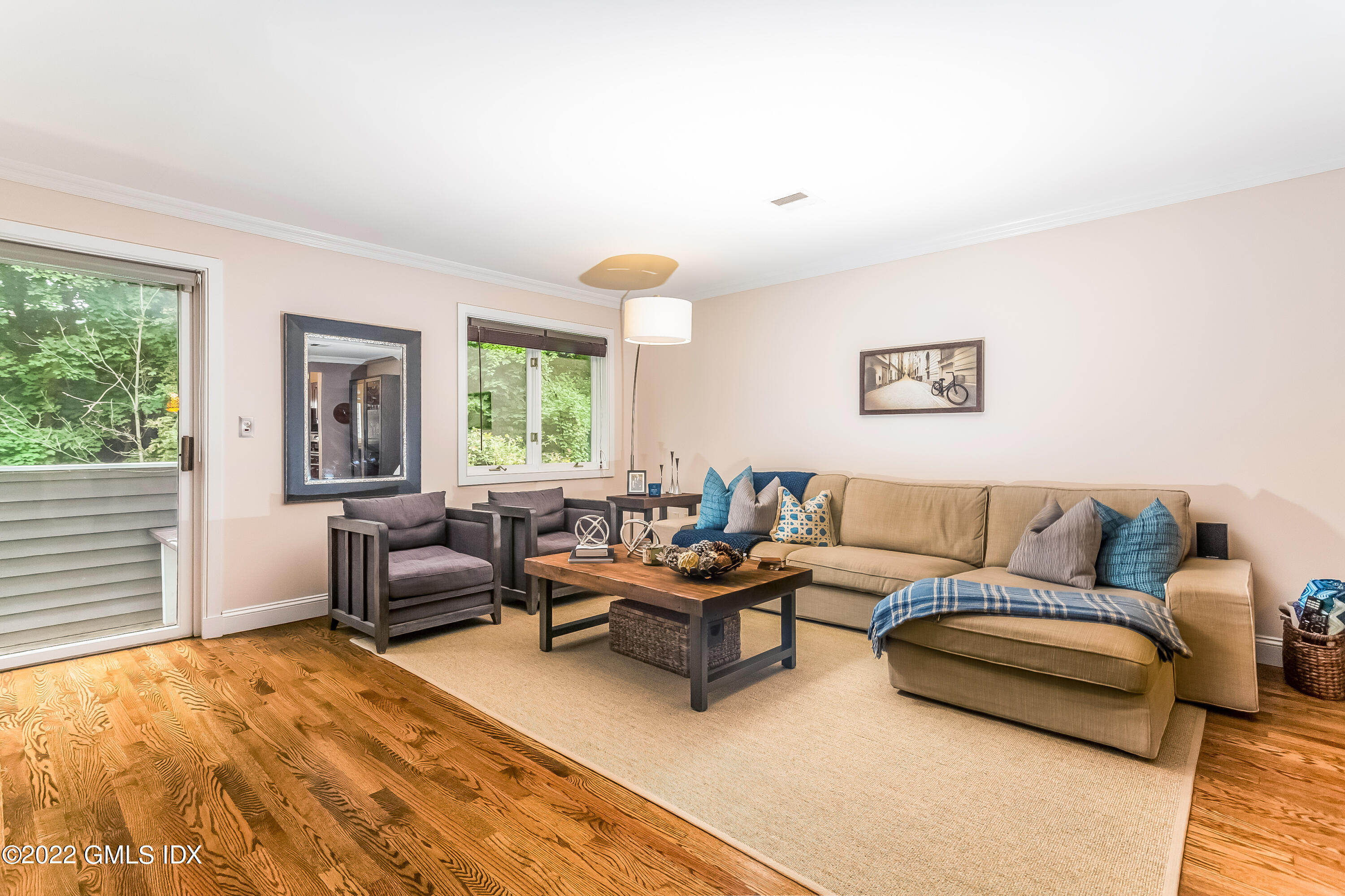 453 E Putnam Avenue, 4H