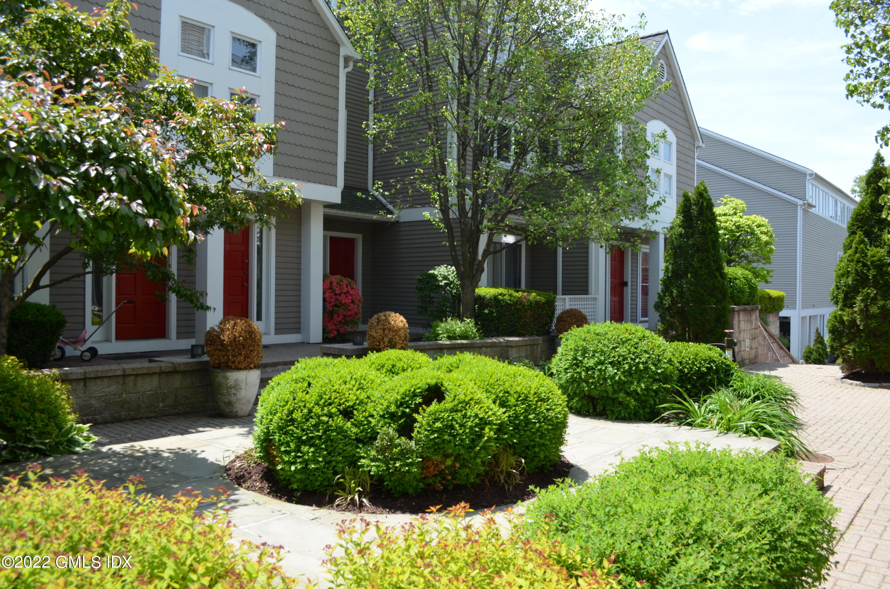 453 E Putnam Avenue, 4H