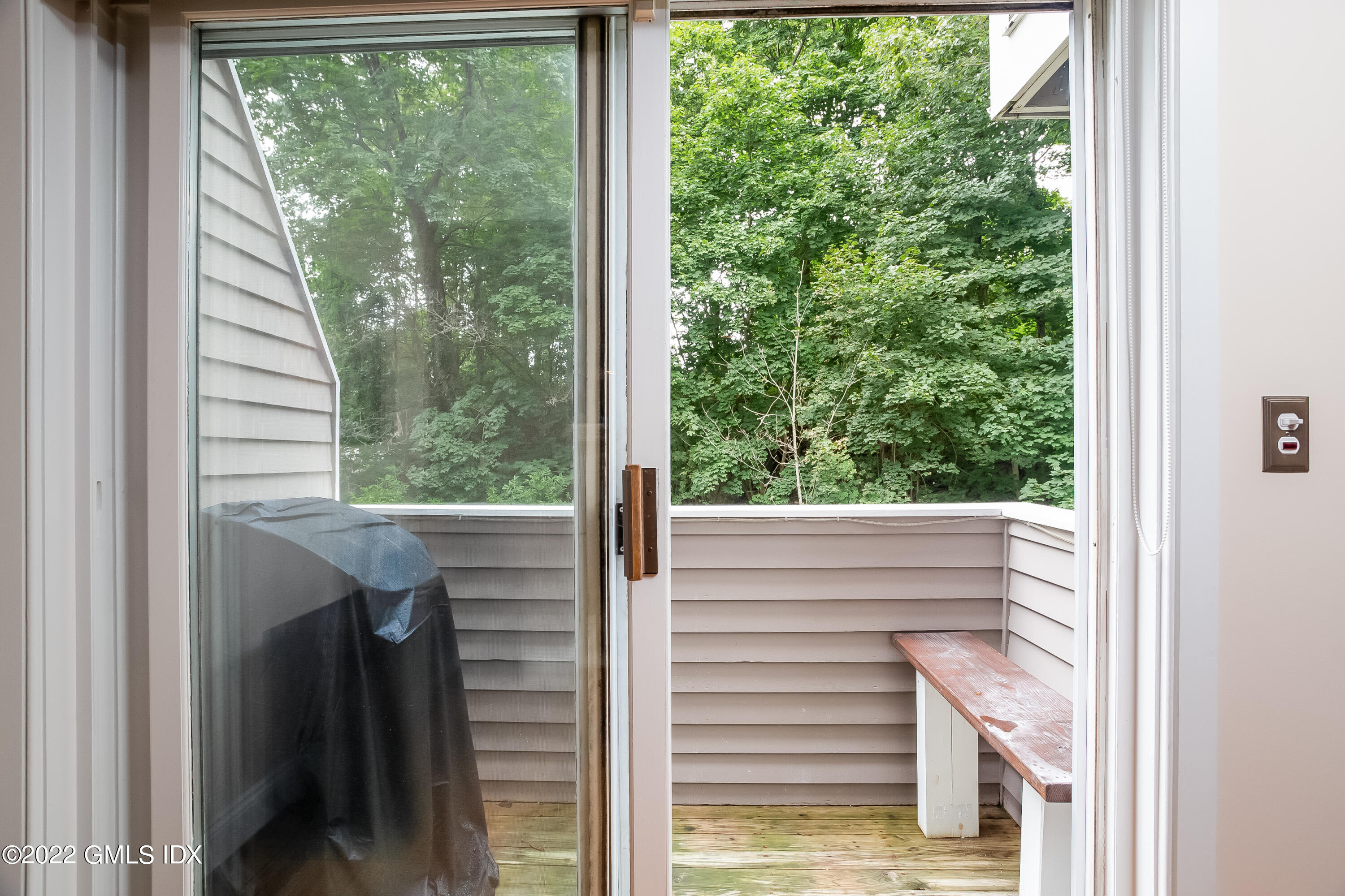 453 E Putnam Avenue, 4H