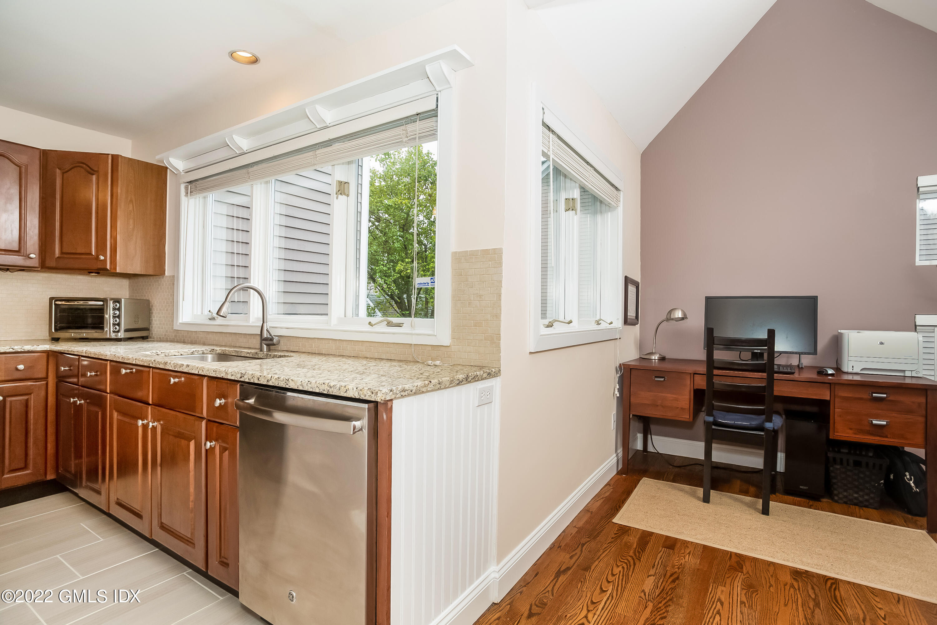 453 E Putnam Avenue, 4H
