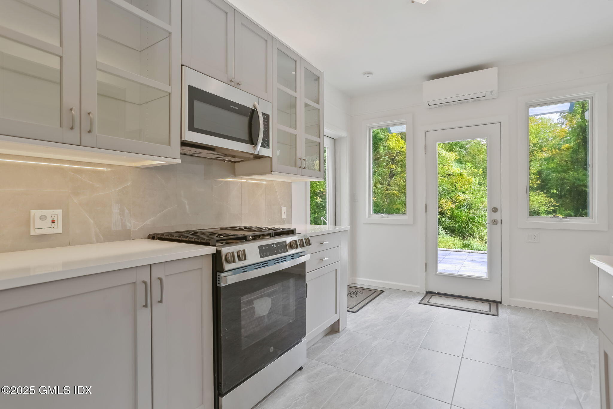 527 STANWICH Road, Cottage, Greenwich Unit: Cottage