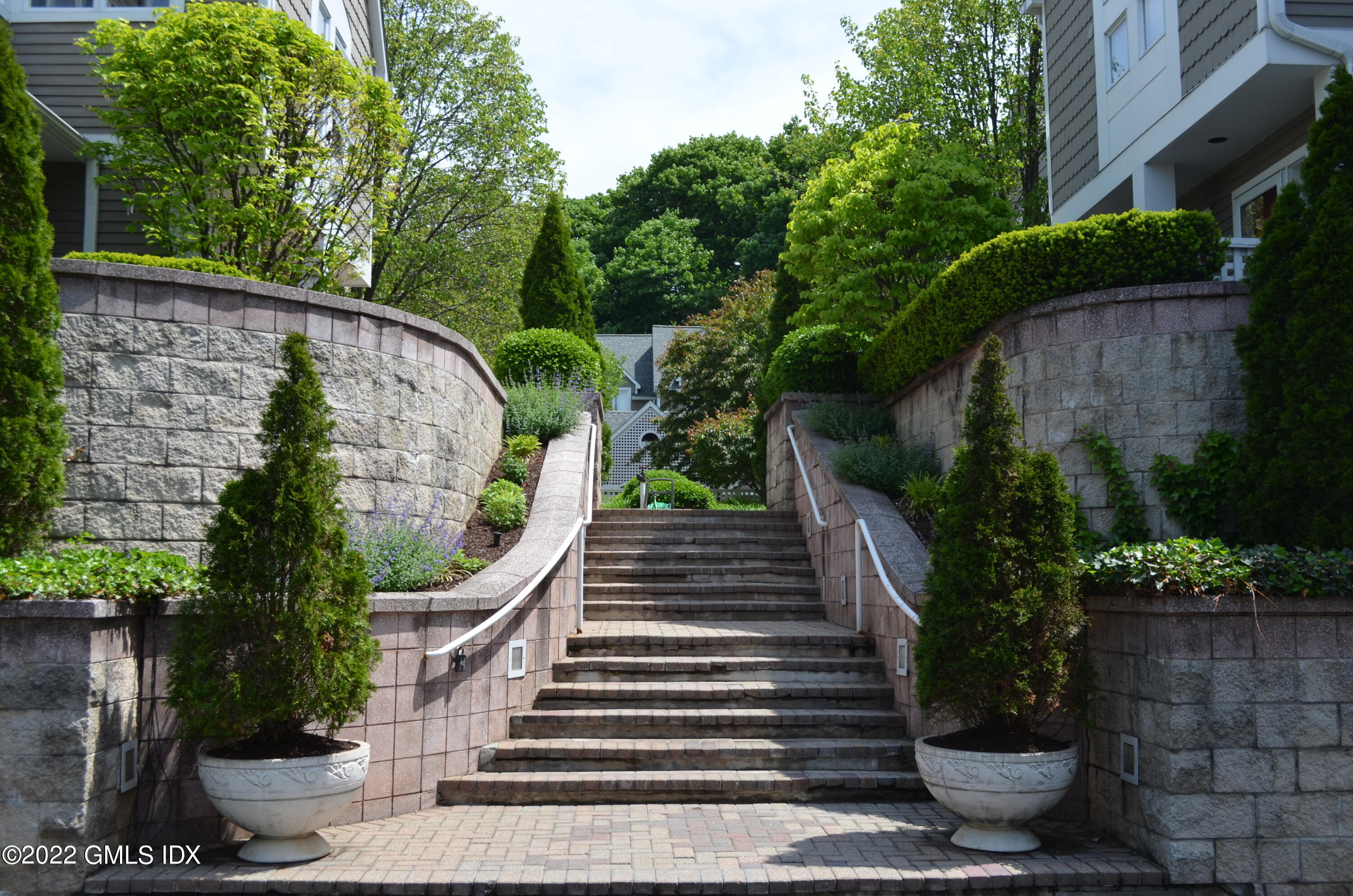 453 E Putnam Avenue APT 4H