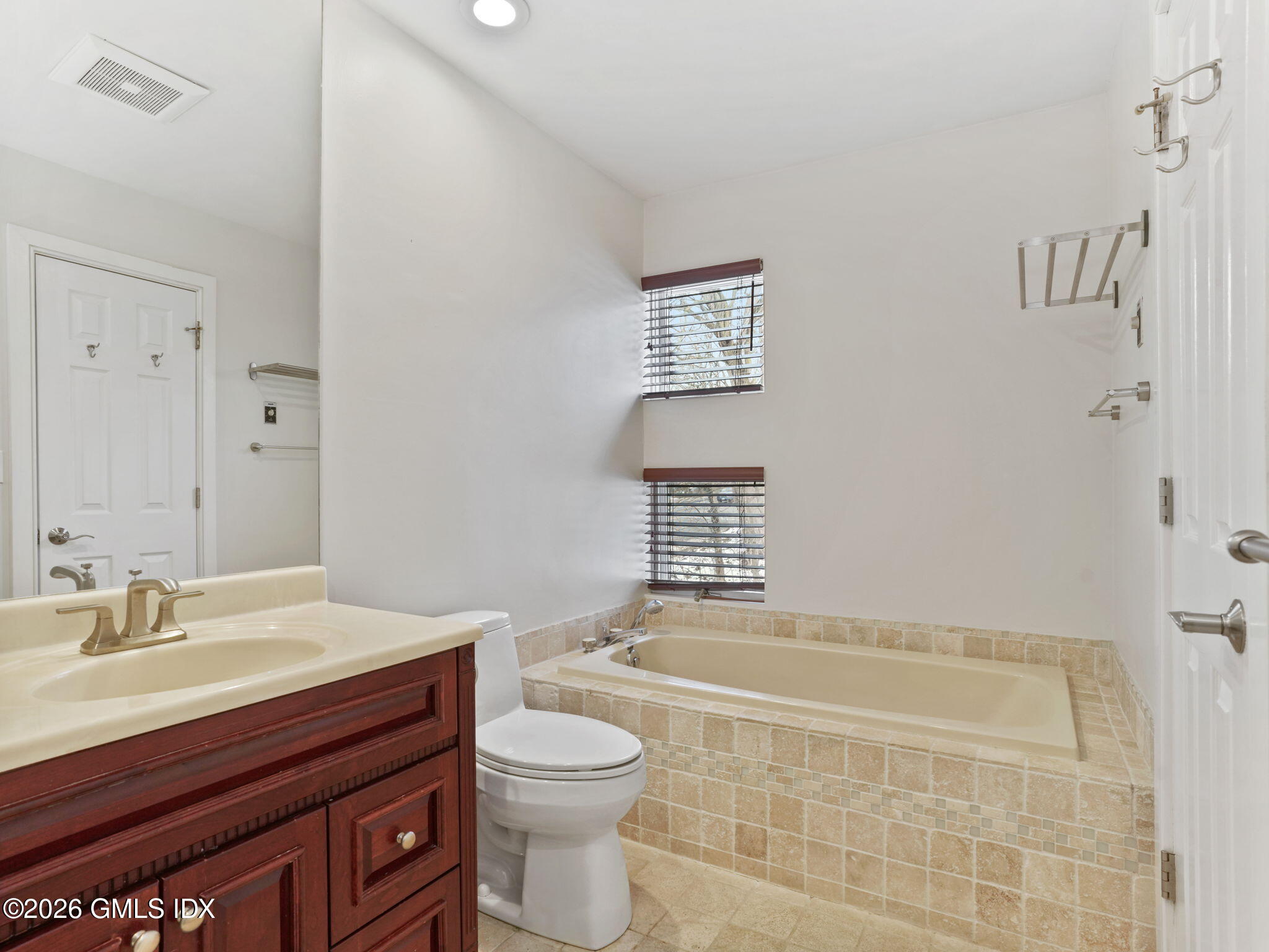 453 E Putnam Avenue APT 4H