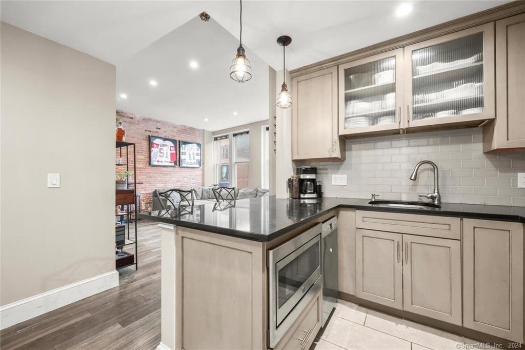 83 Washington Street 2F