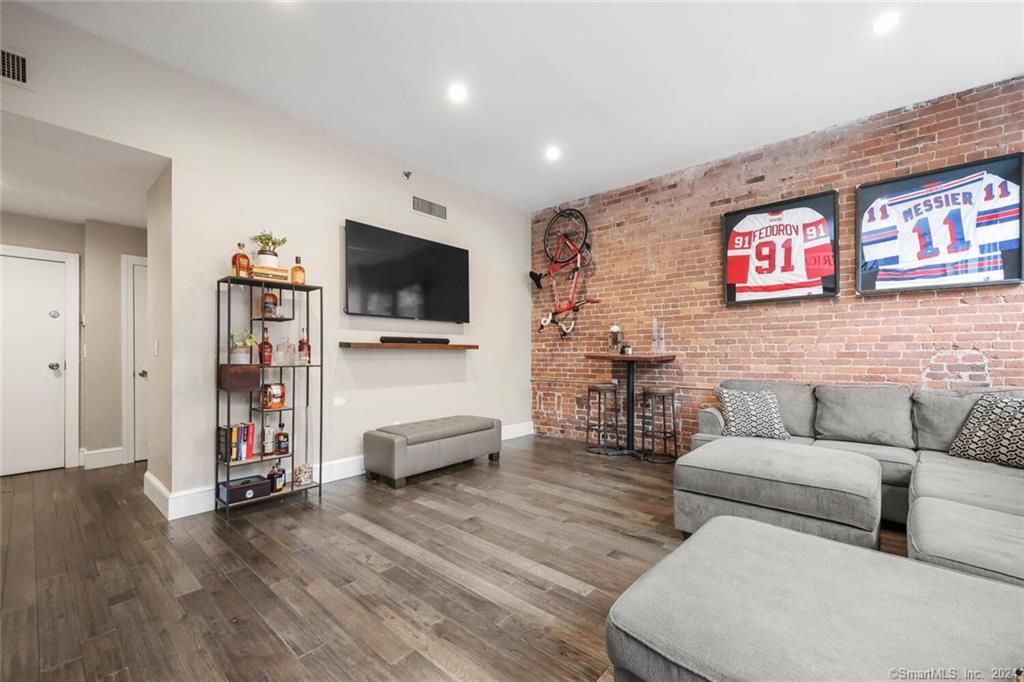 83 Washington Street 2F