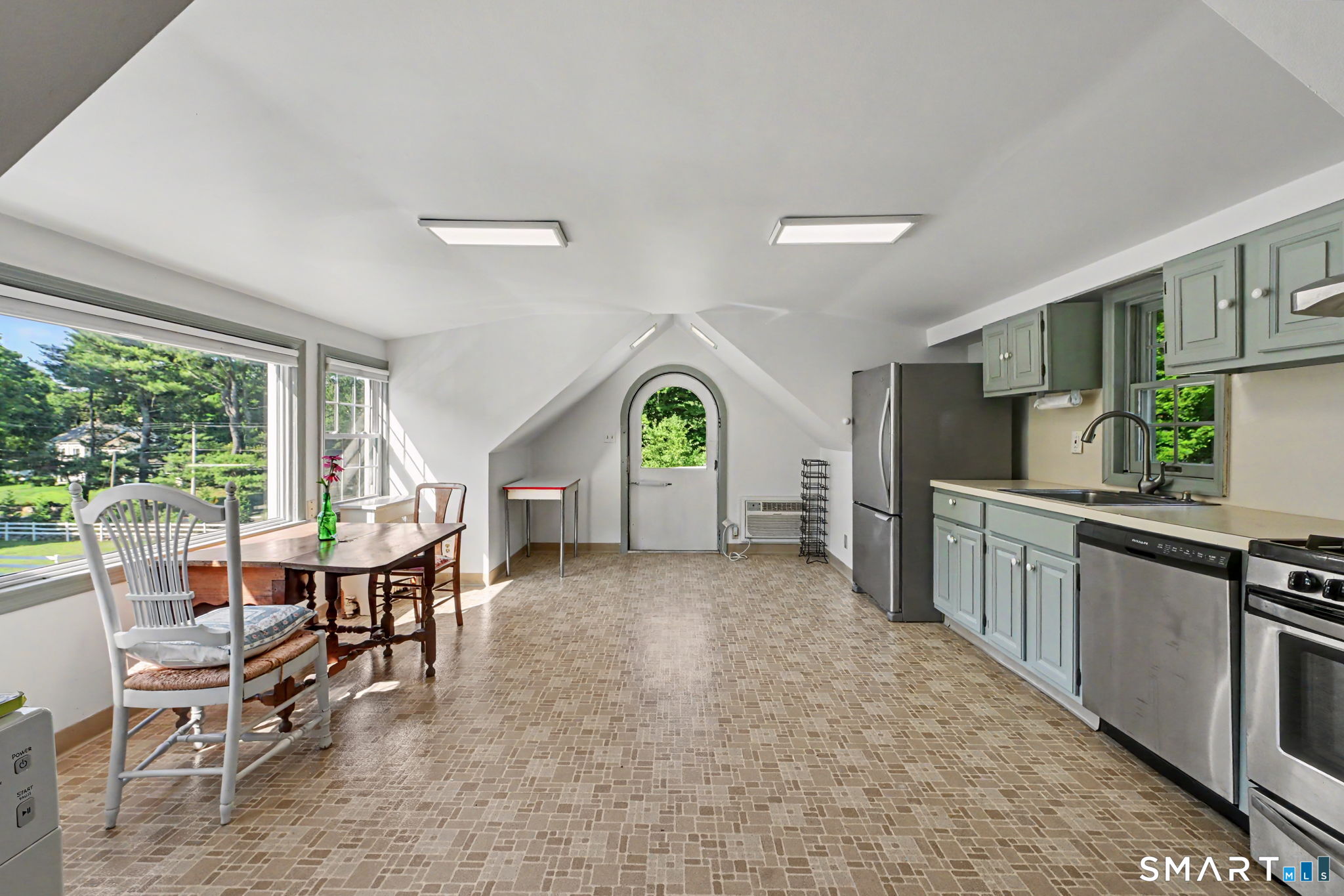 723 Riverbank Road Unit: Garage Cottage