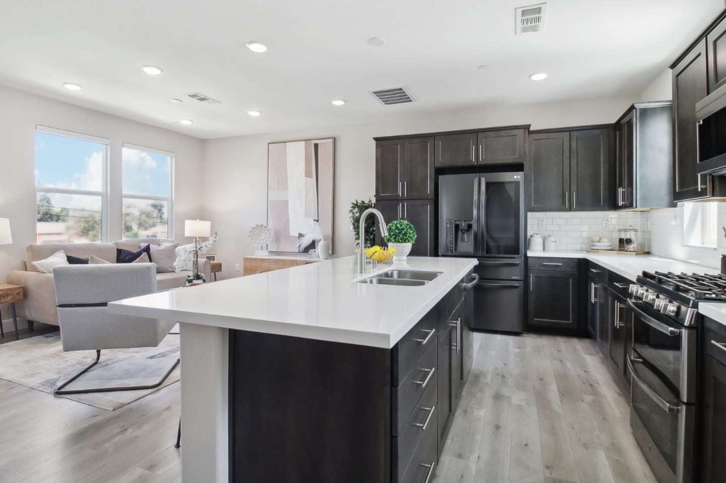 920 E Duane AVE 6