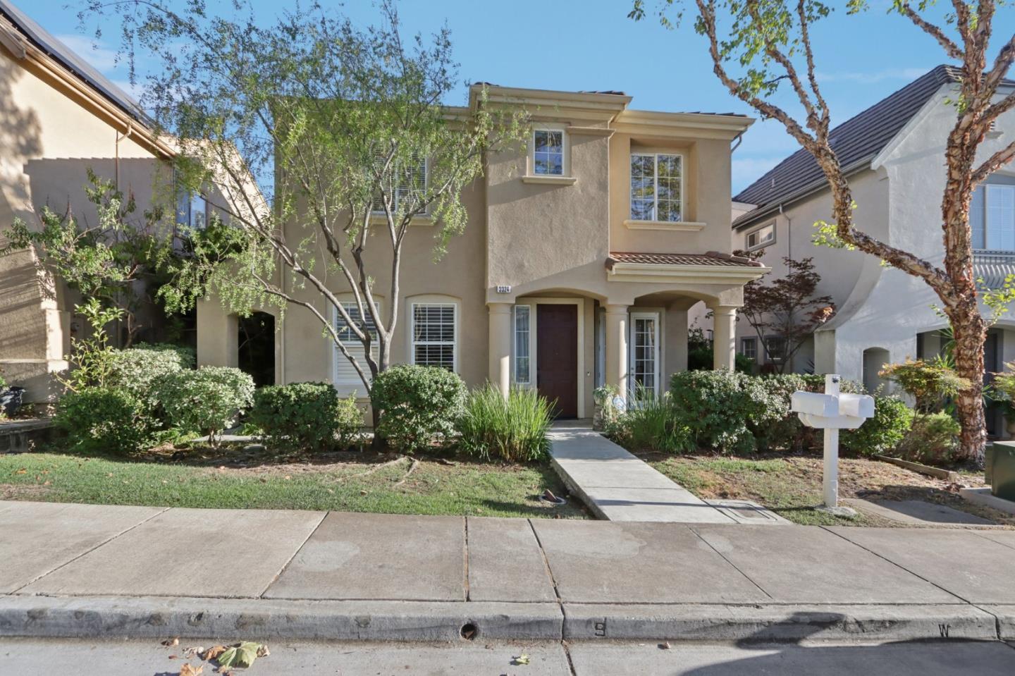 3324 Shoshana LN