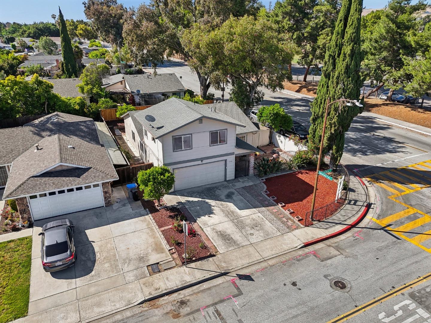 1720 Pine Hollow CIR