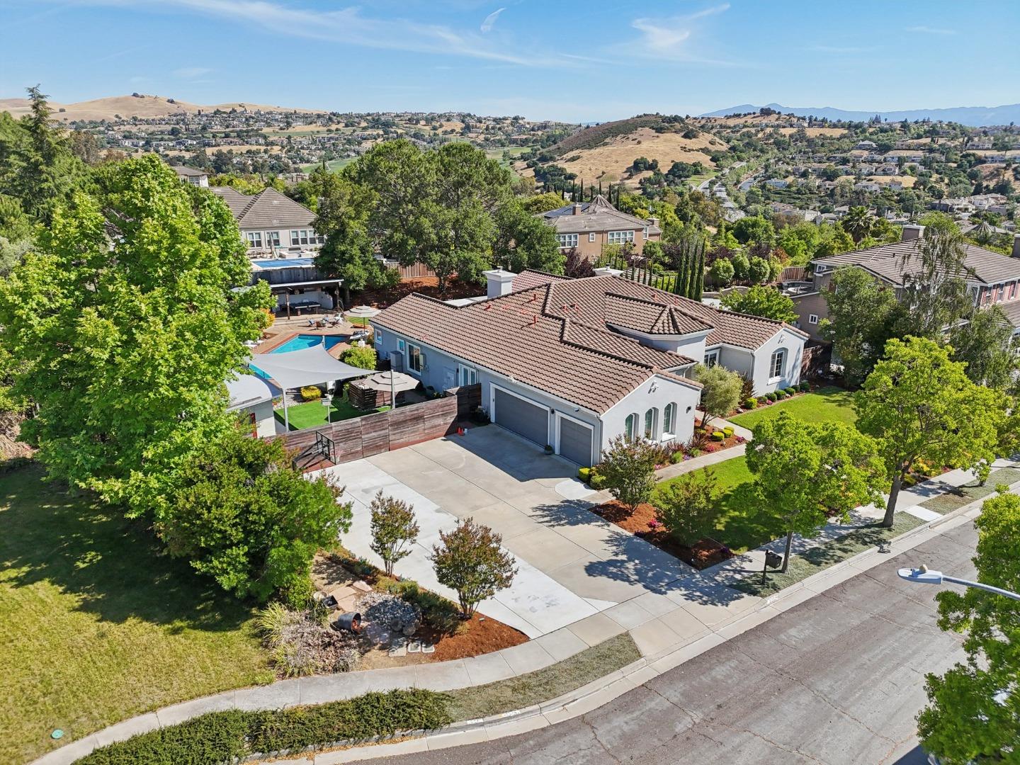 2212 Canyon Cliff CT