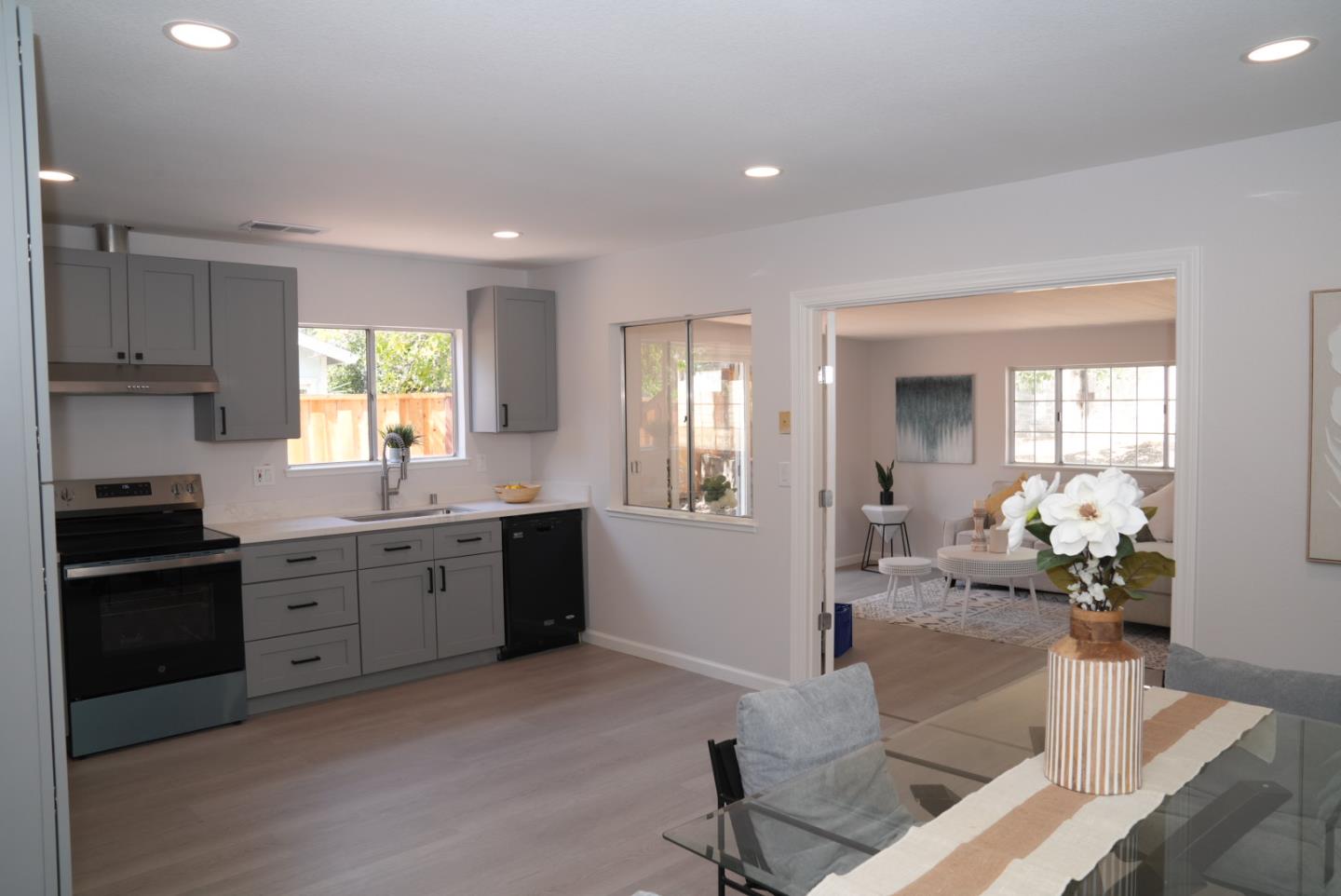 7102 Avenida Rotella