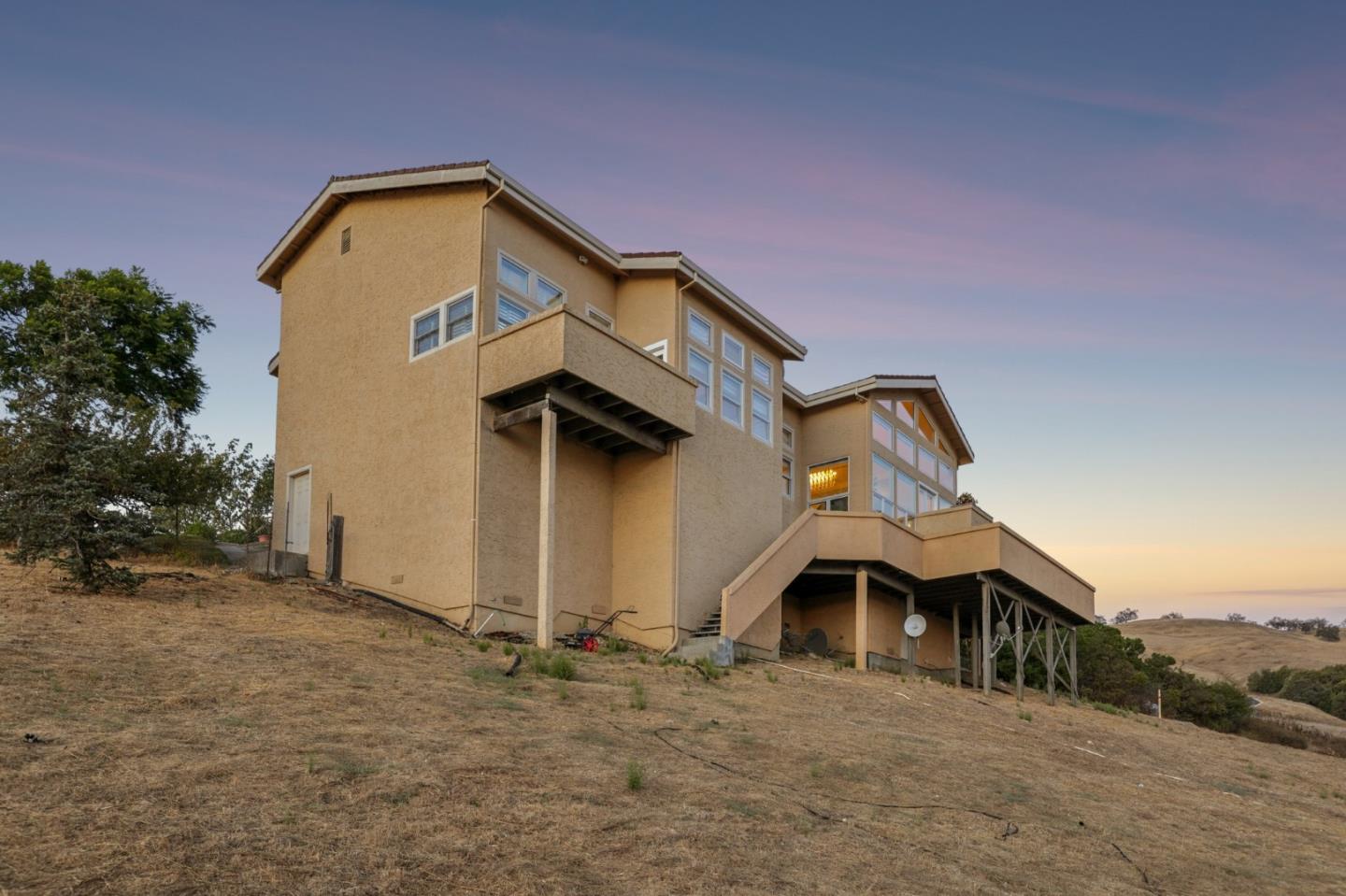 4014 Higuera Highland LN