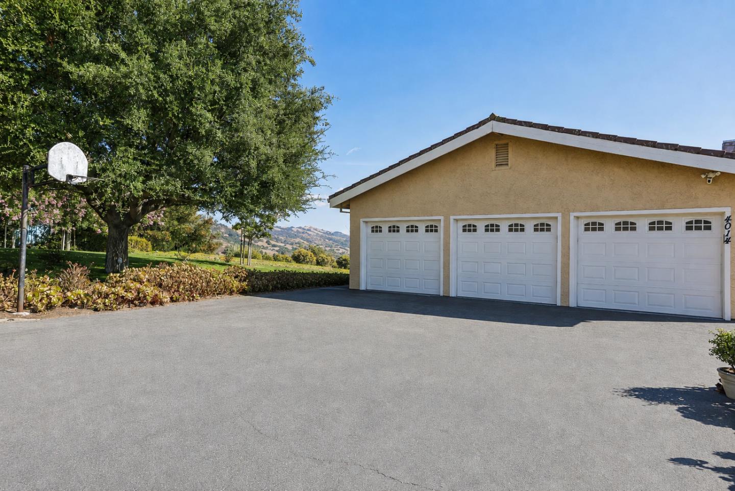 4014 Higuera Highland LN