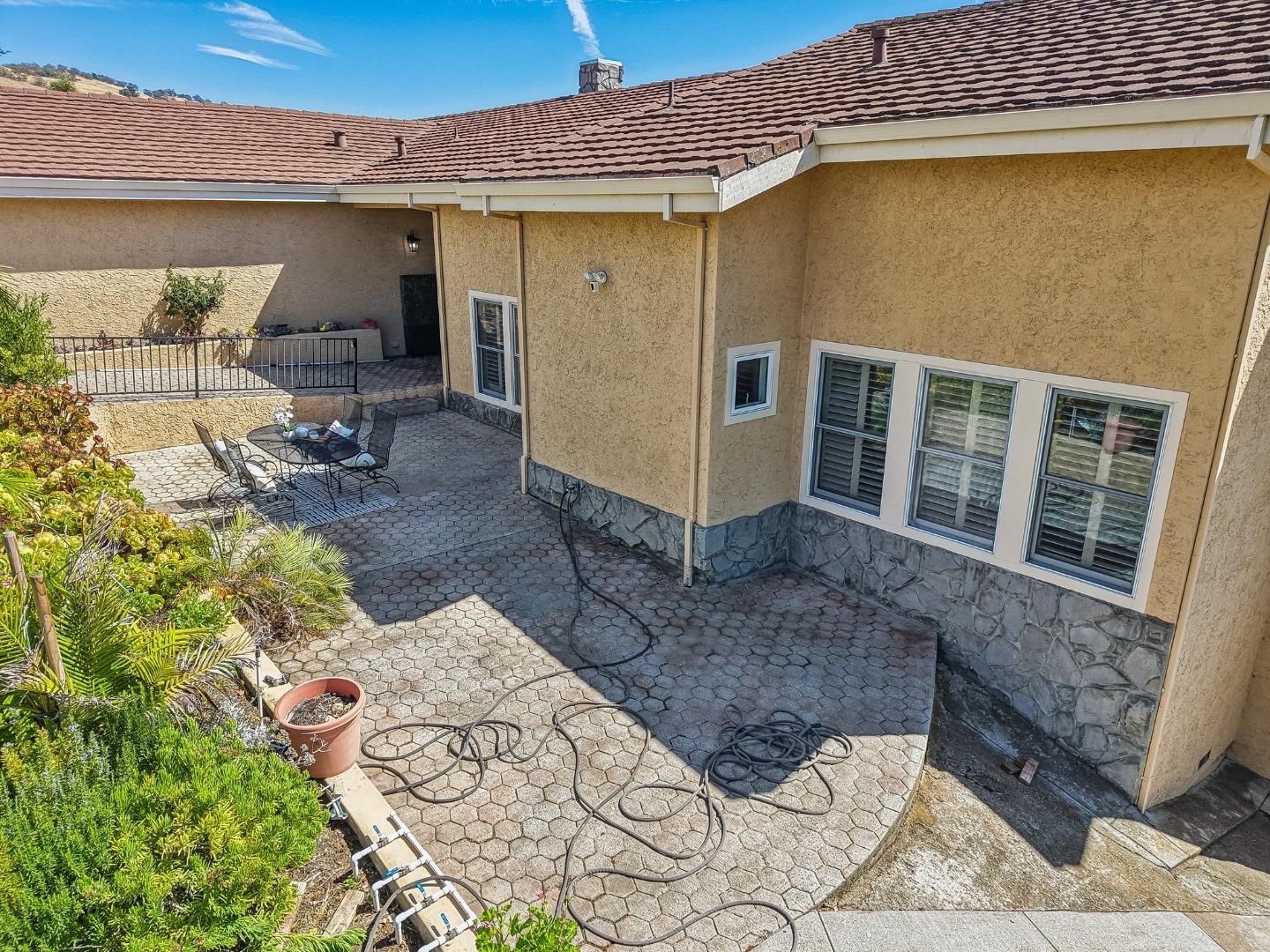 4014 Higuera Highland LN