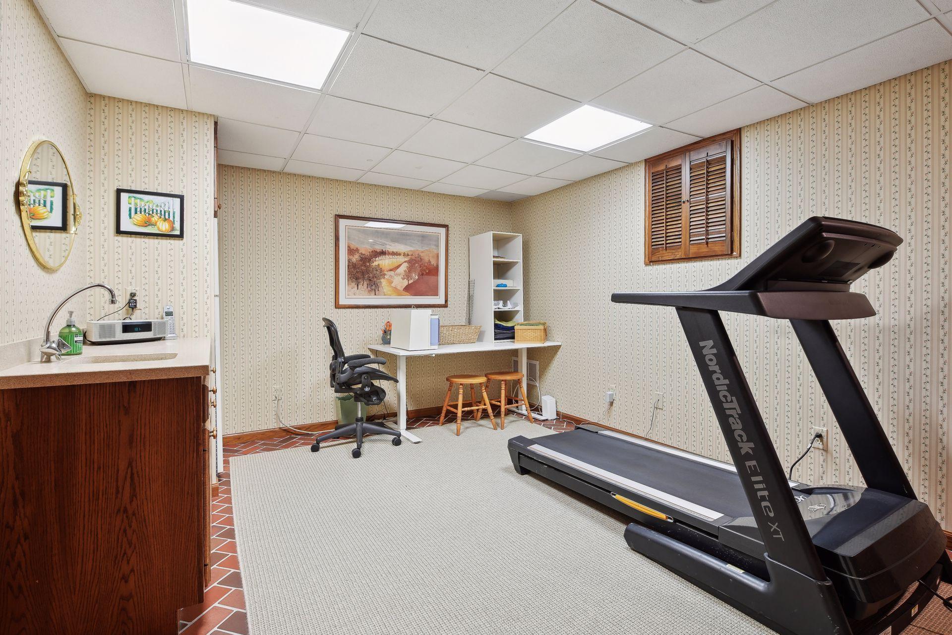 12101 Hilloway Road W