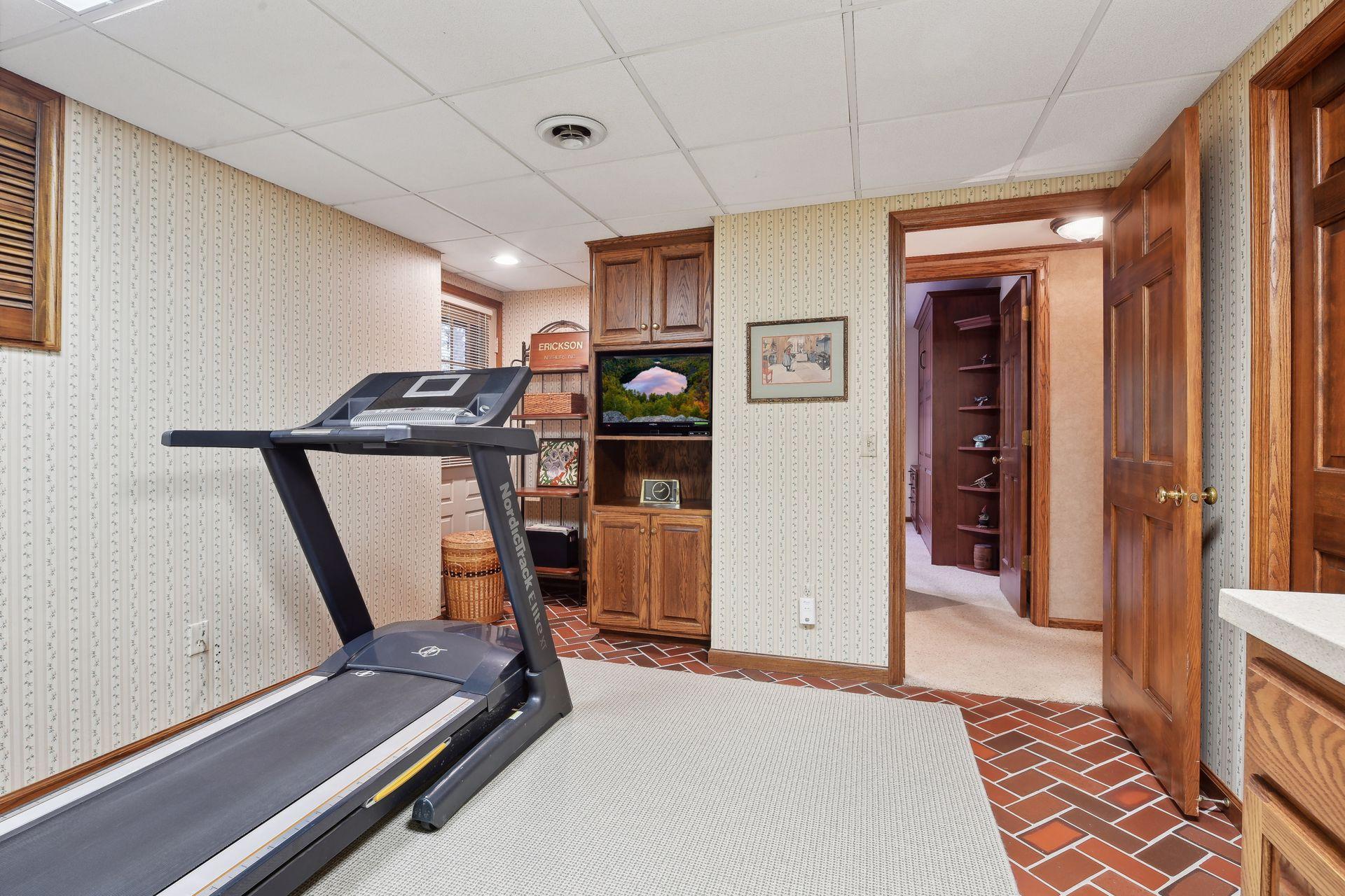 12101 Hilloway Road W