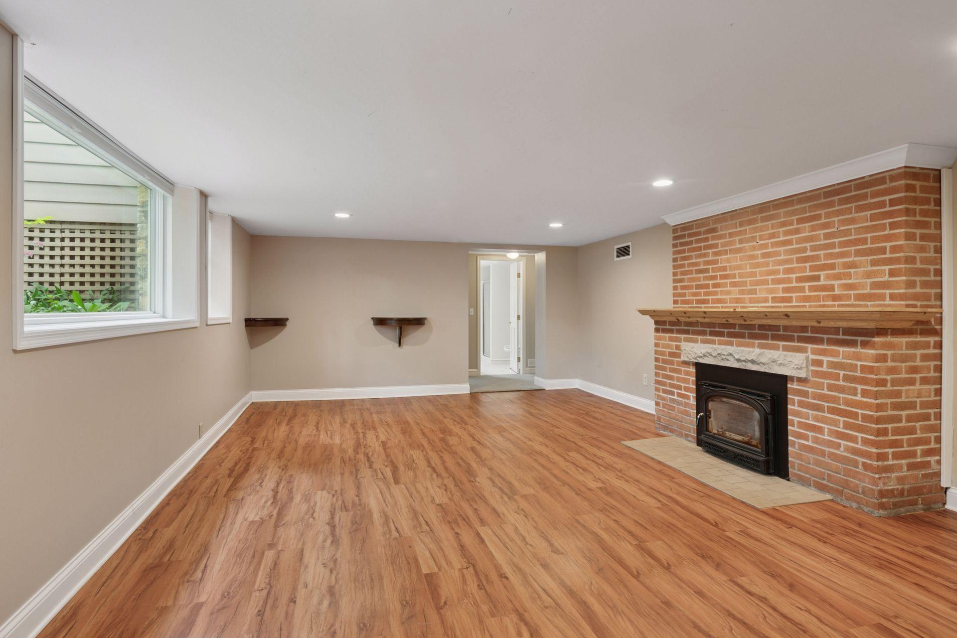 10 Woodland Rd