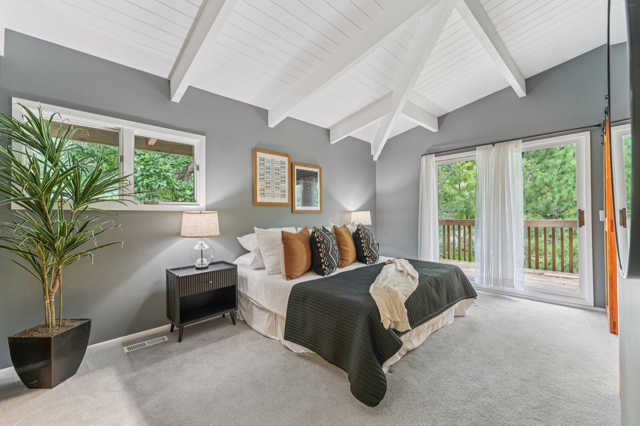 2404 Sherwood Hills Road