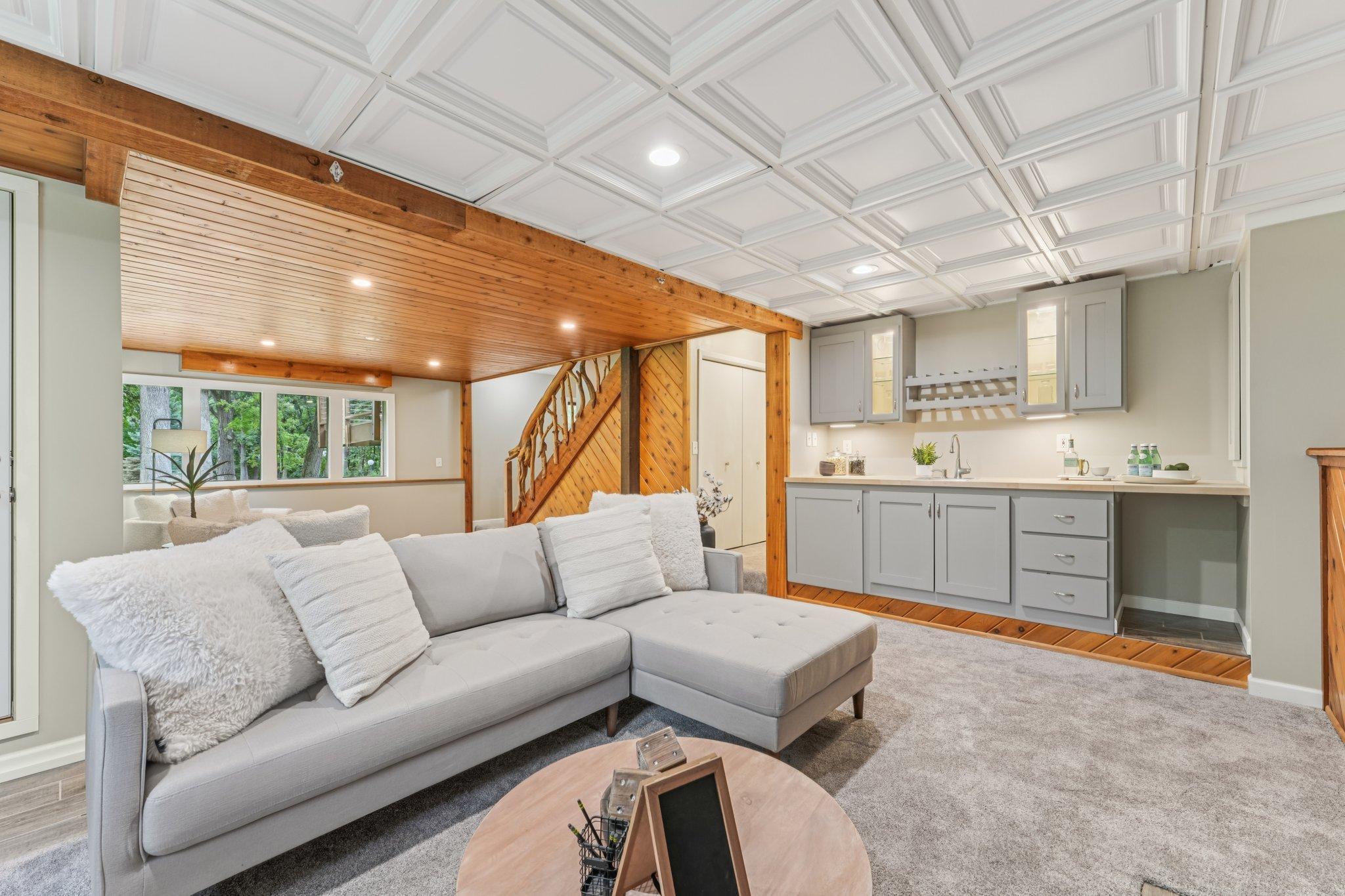 2404 Sherwood Hills Road