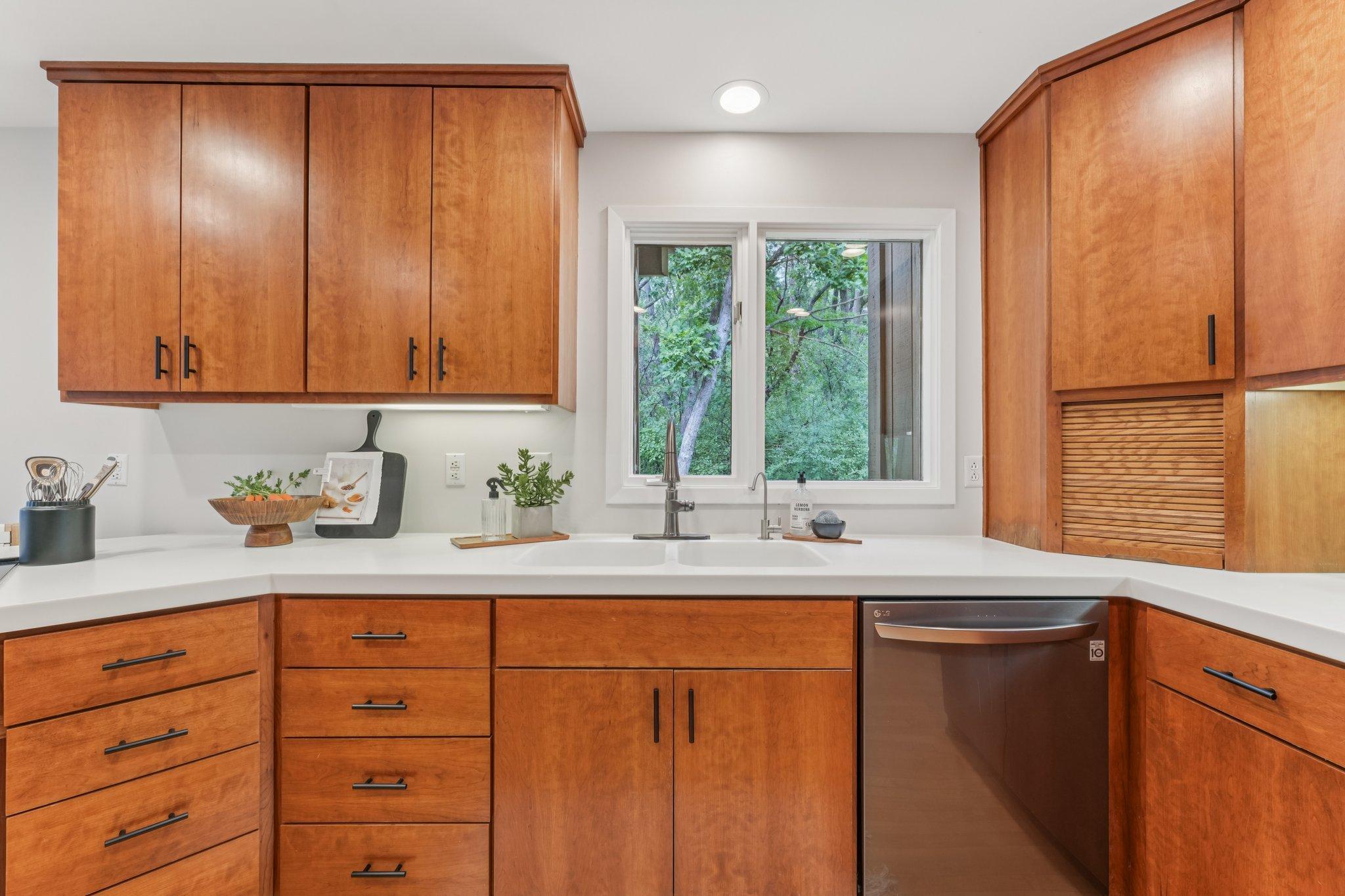 2404 Sherwood Hills Road