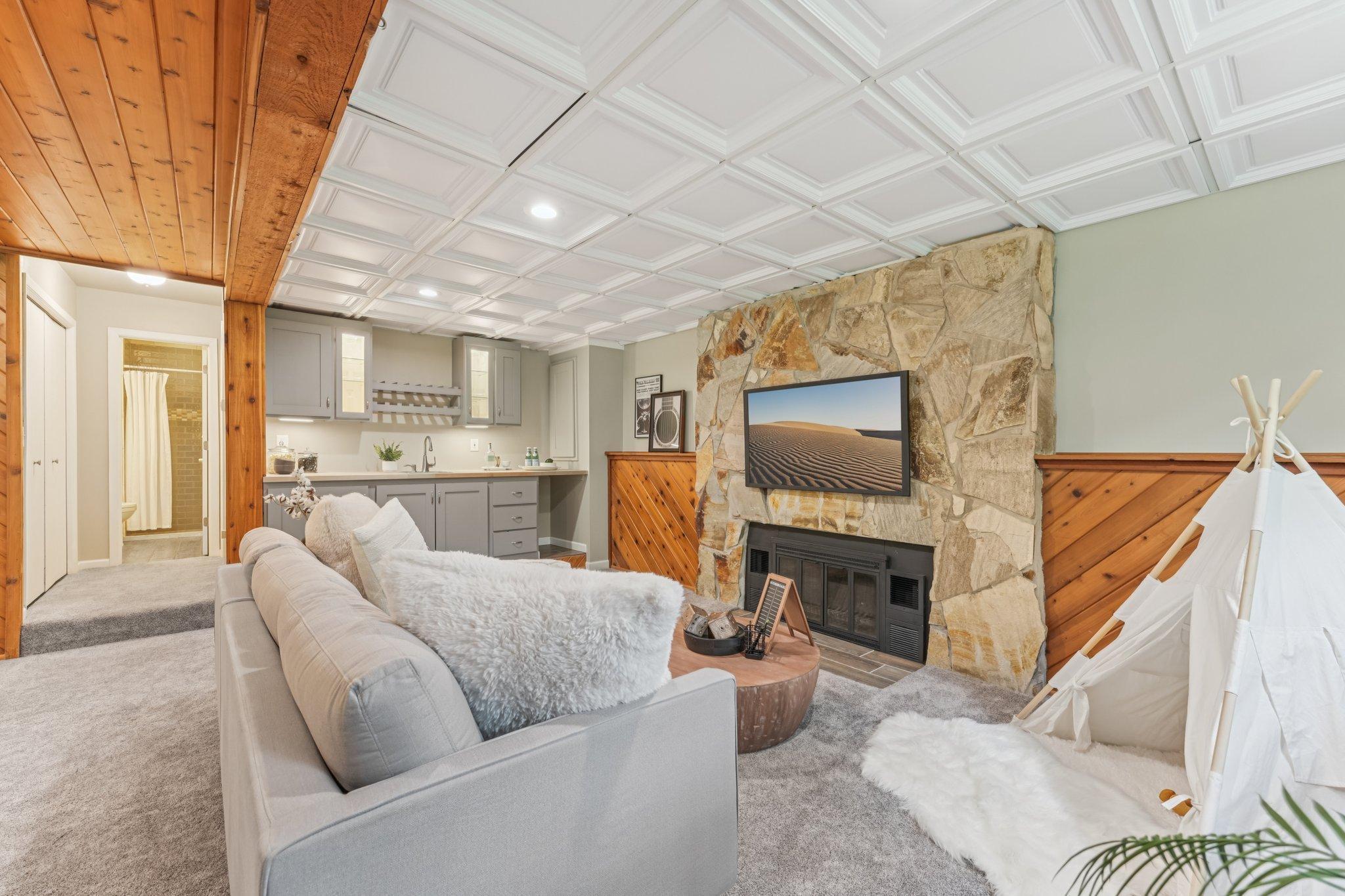 2404 Sherwood Hills Road
