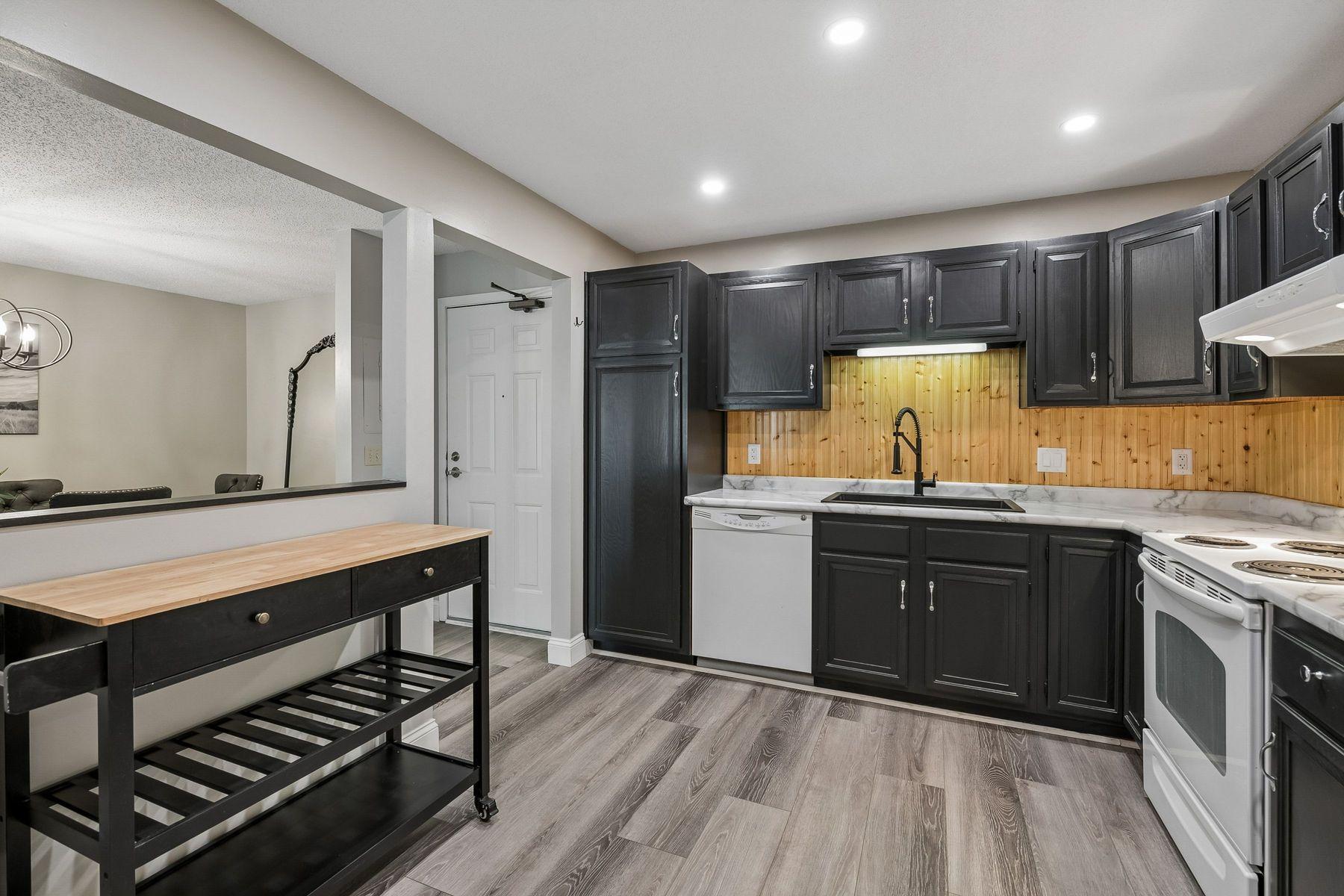10540 43rd Avenue N Unit: 103