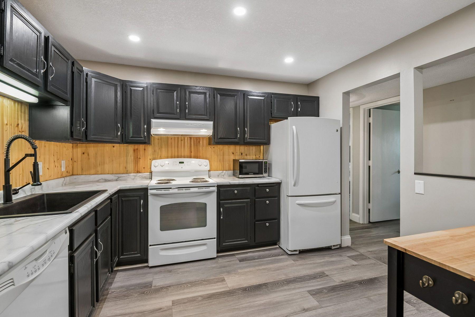 10540 43rd Avenue N Unit: 103