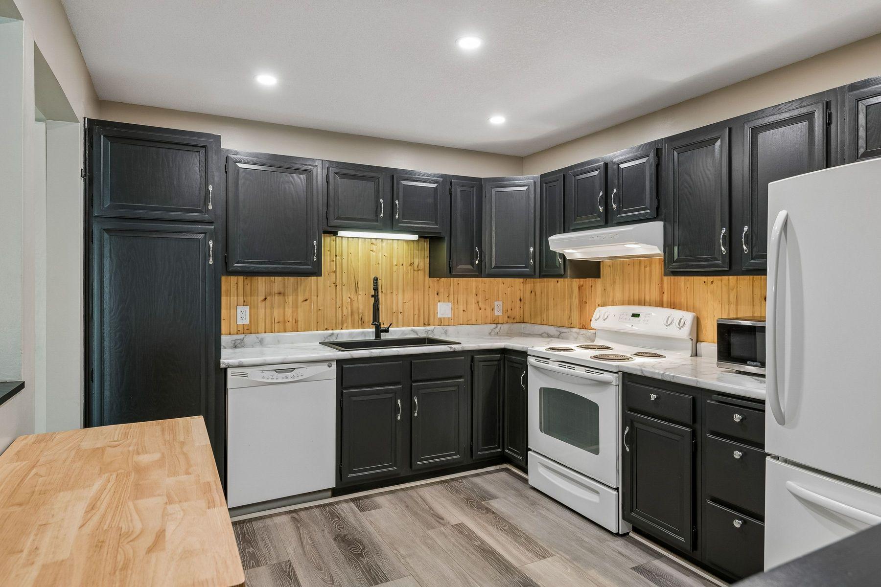 10540 43rd Avenue N Unit: 103