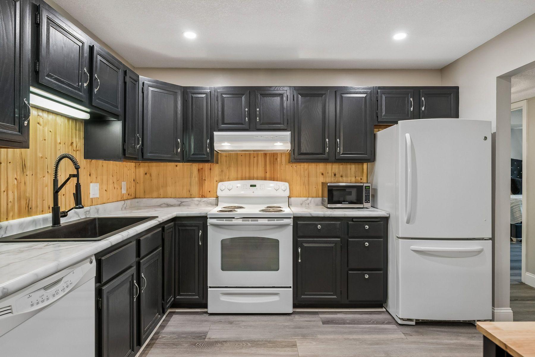 10540 43rd Avenue N Unit: 103