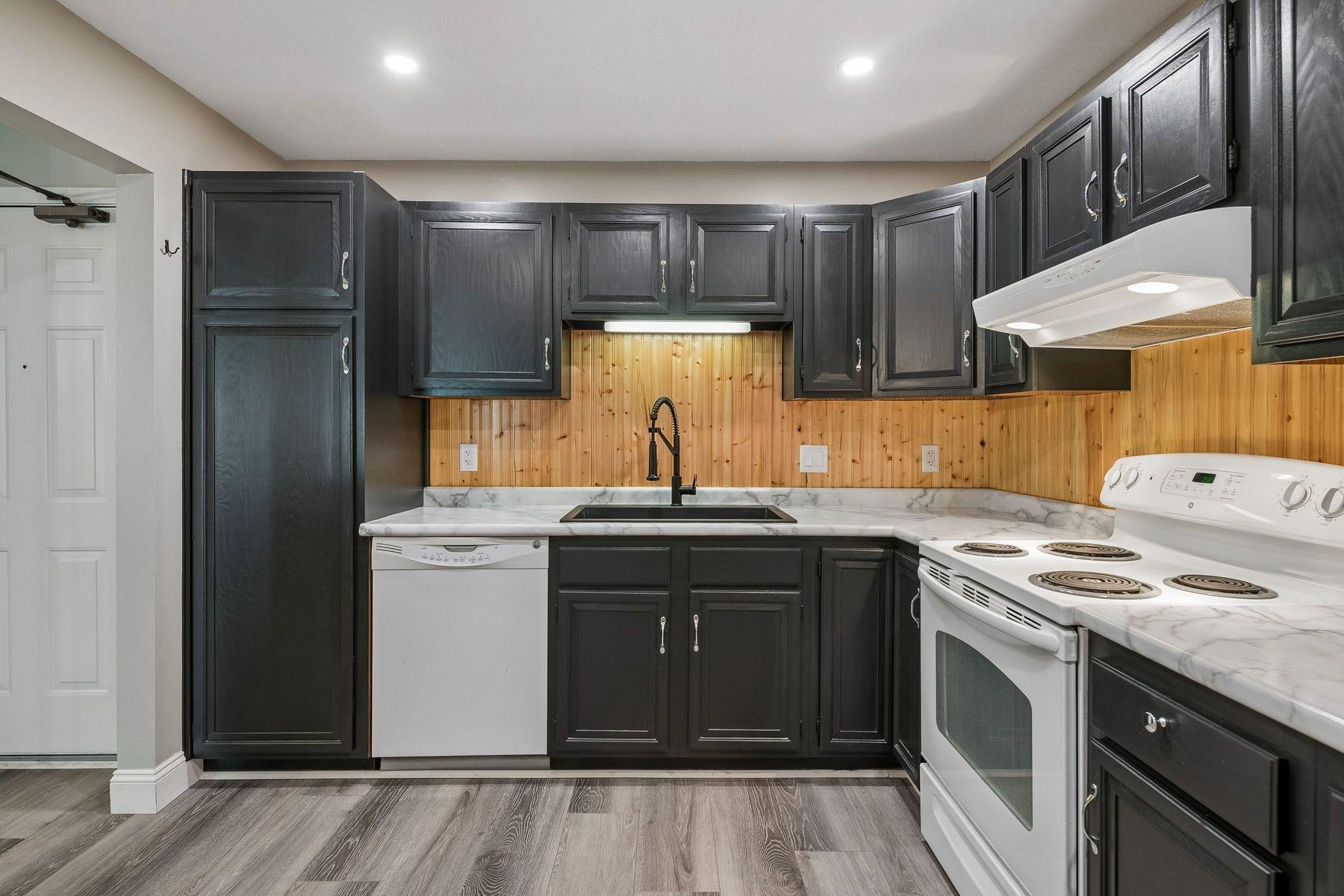 10540 43rd Avenue N Unit: 103