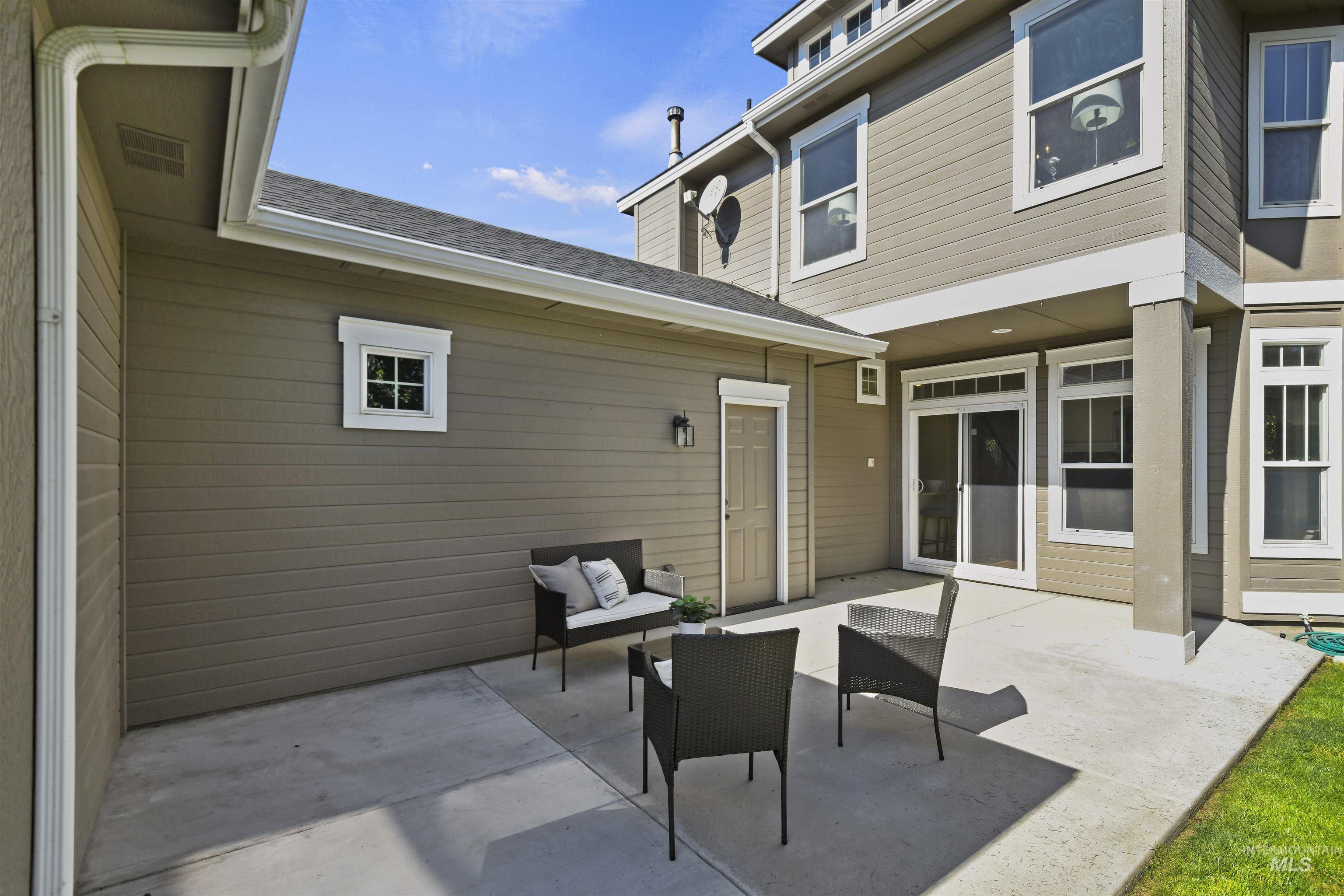 1363 E Village Green St