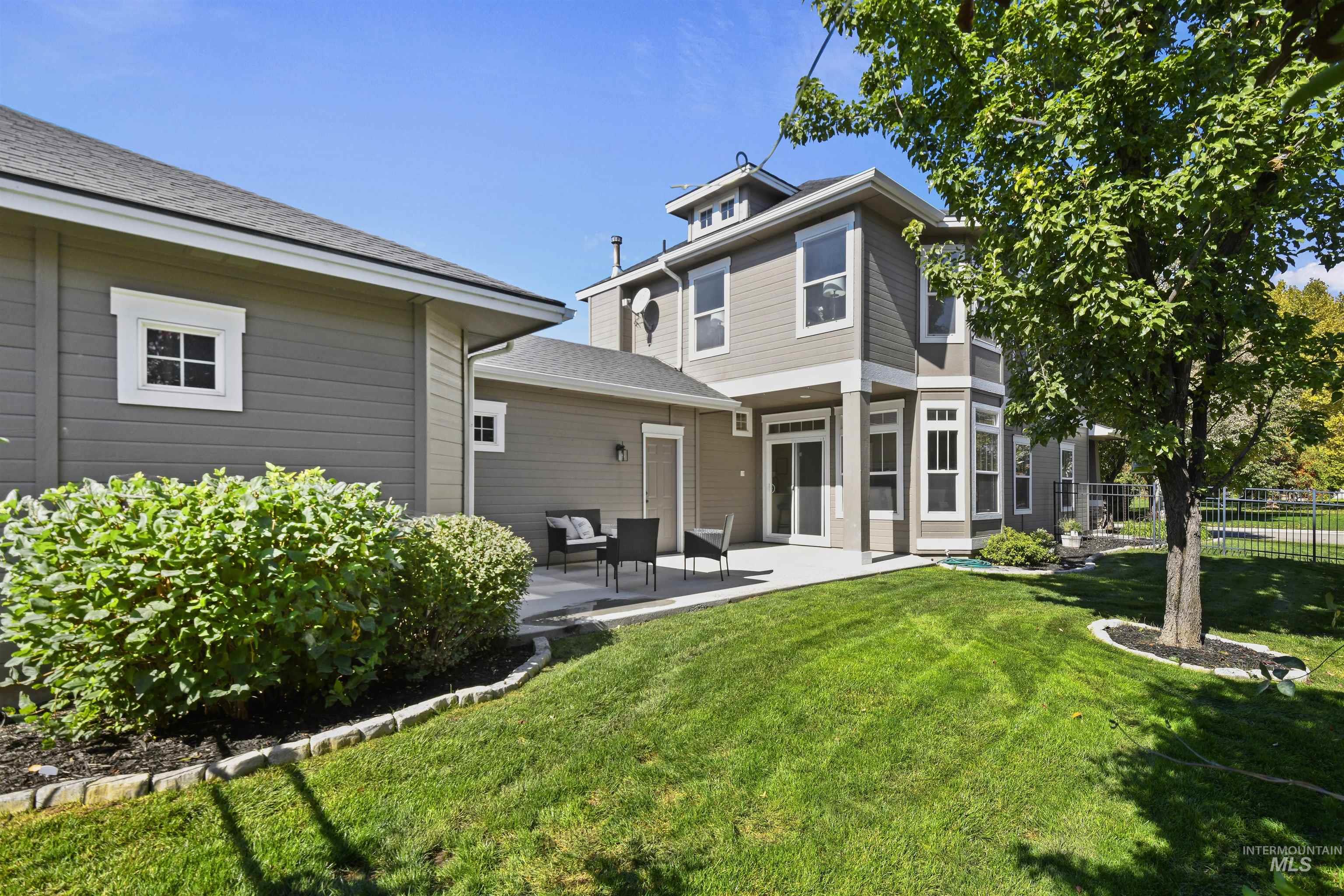 1363 E Village Green St