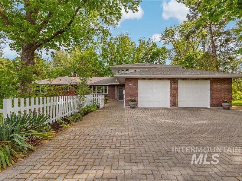 1923 E Bobs Drive