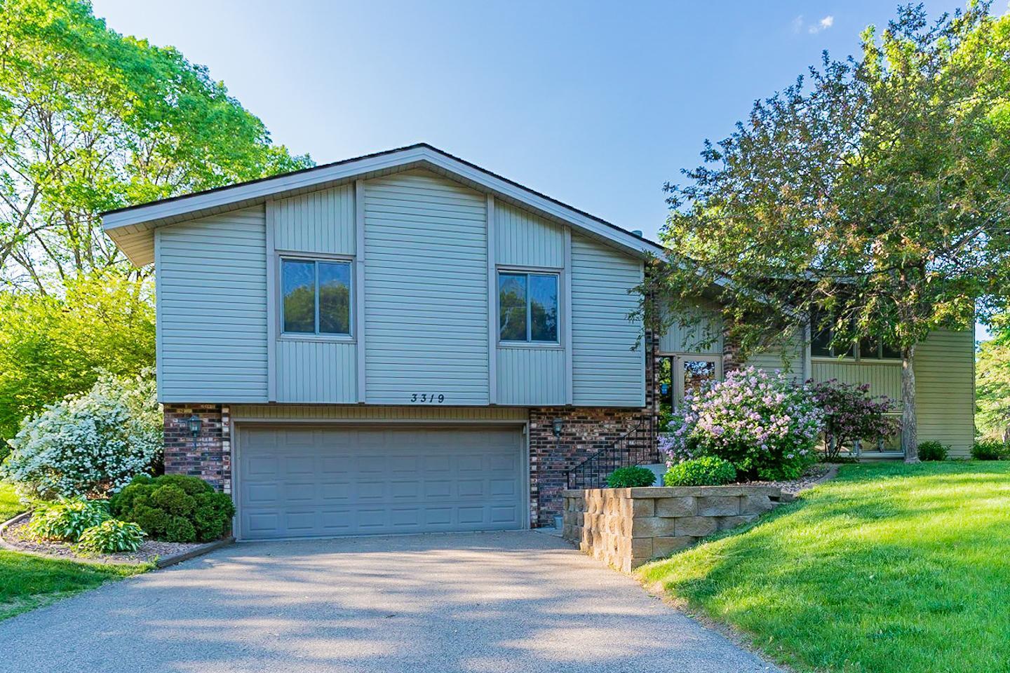 3319 Red Oak Circle S